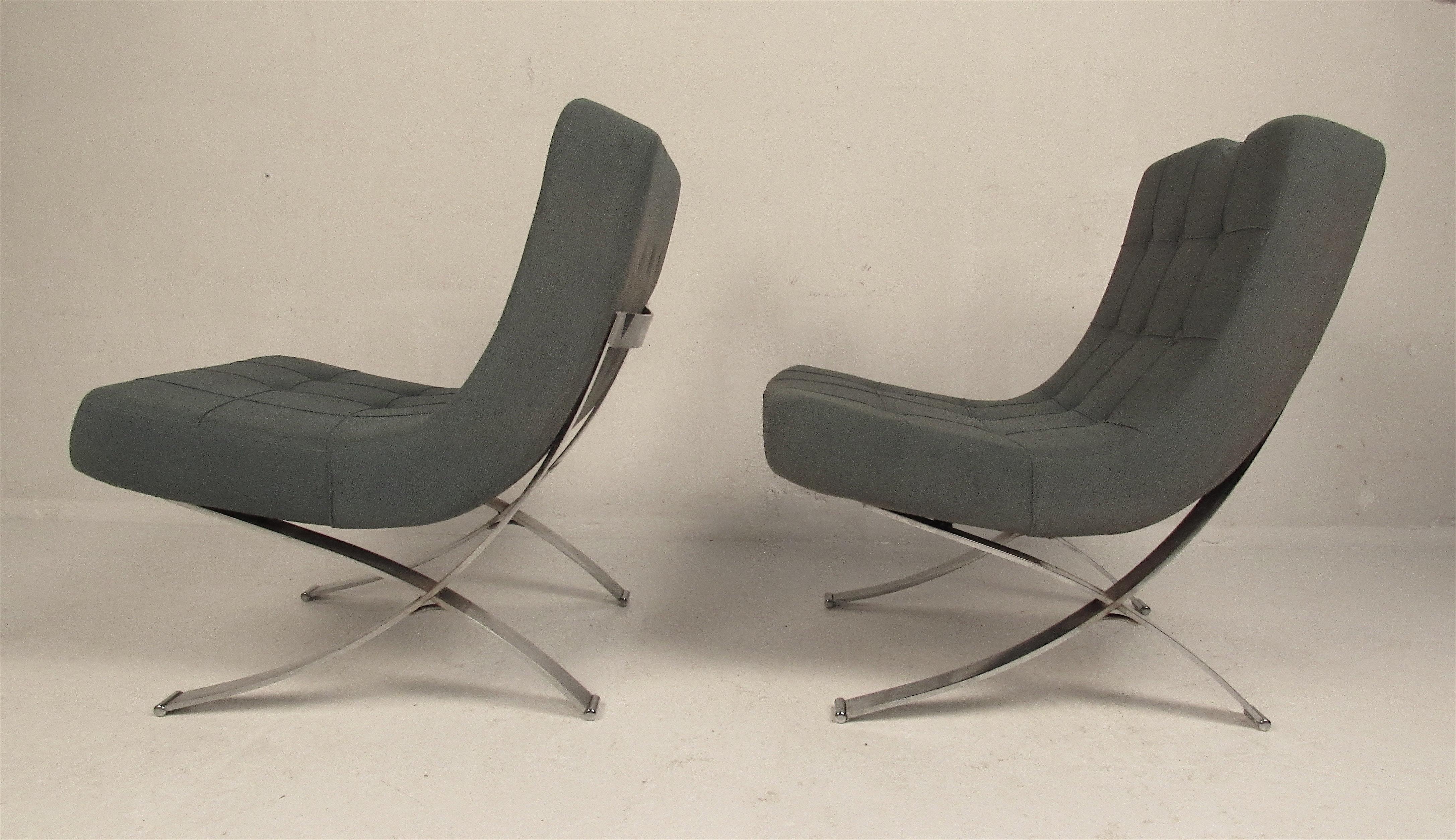 Chrome Paire de chaises longues en forme de pantoufles:: style Barcelone:: vintage et moderne en vente
