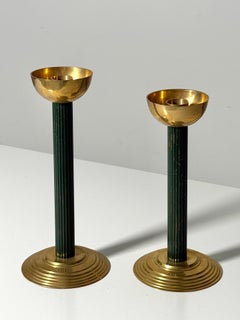 Paire de bougeoirs vintage modernes en laiton et vert, à colonnes cannelées, vers les années 1960