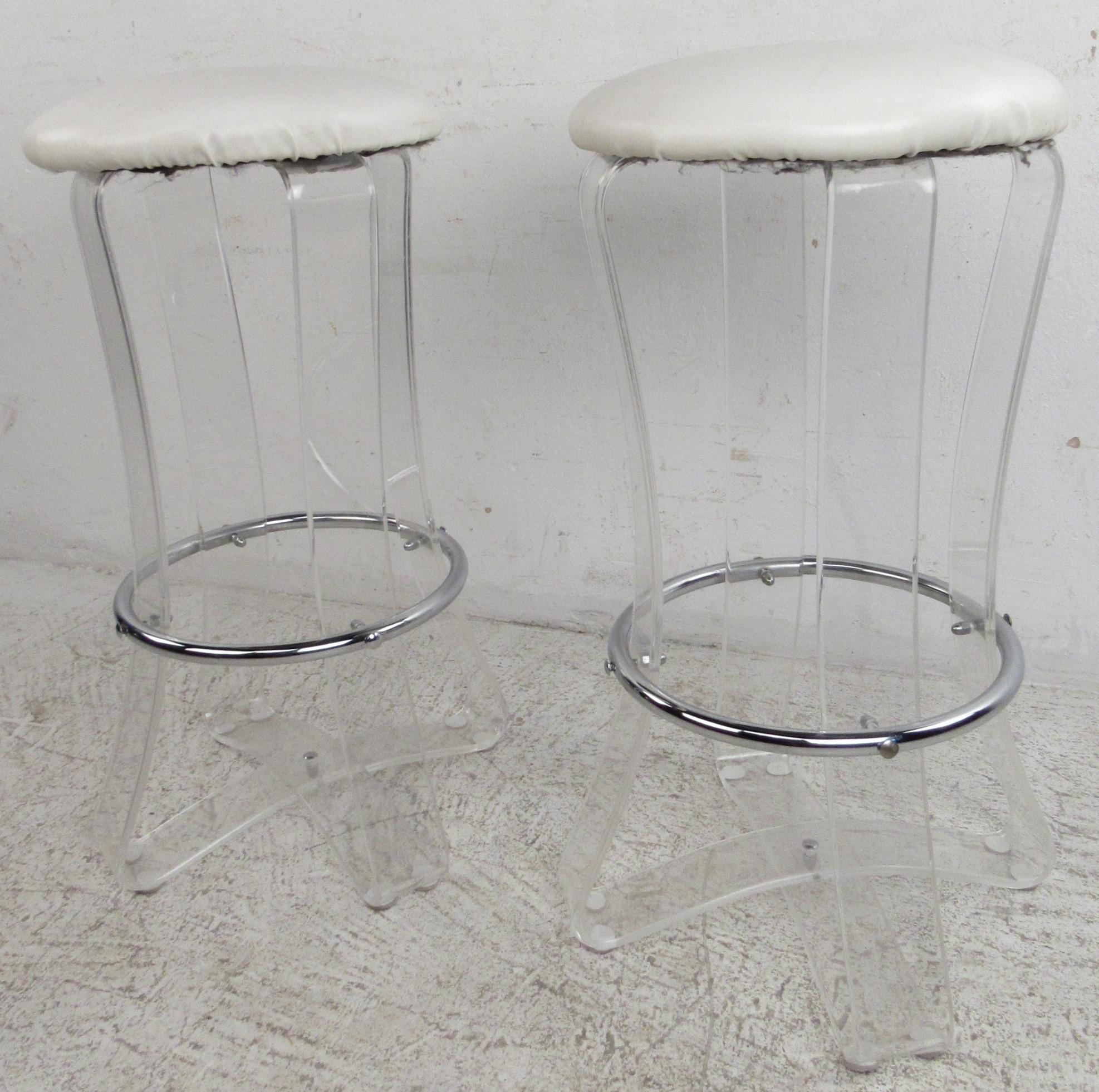 Pair of Vintage Modern Lucite Bar Stools In Good Condition For Sale In Brooklyn, NY