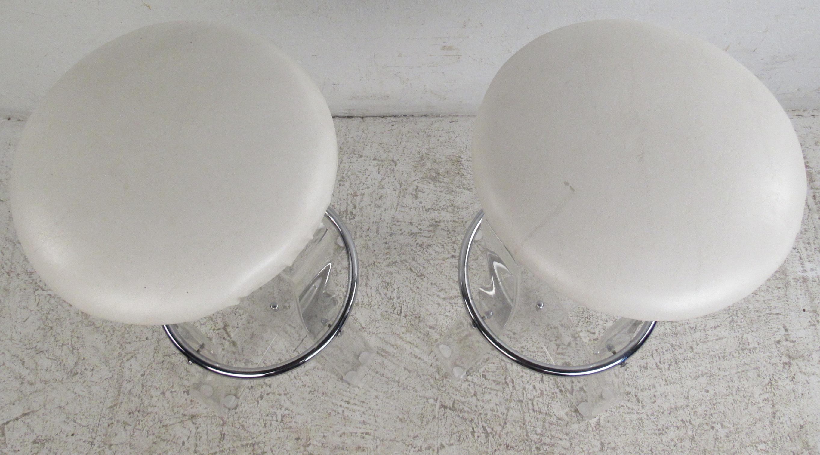 Late 20th Century Pair of Vintage Modern Lucite Bar Stools For Sale