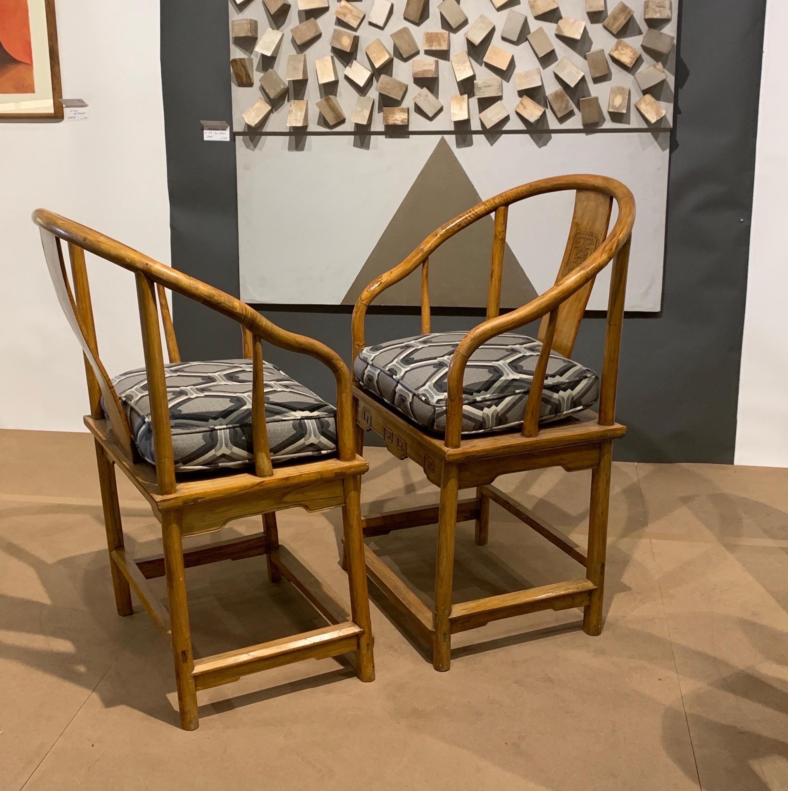 Pair of Vintage Modern Ming Horseshoe Chairs with Geometric Cushions In Good Condition For Sale In Palm Springs, CA