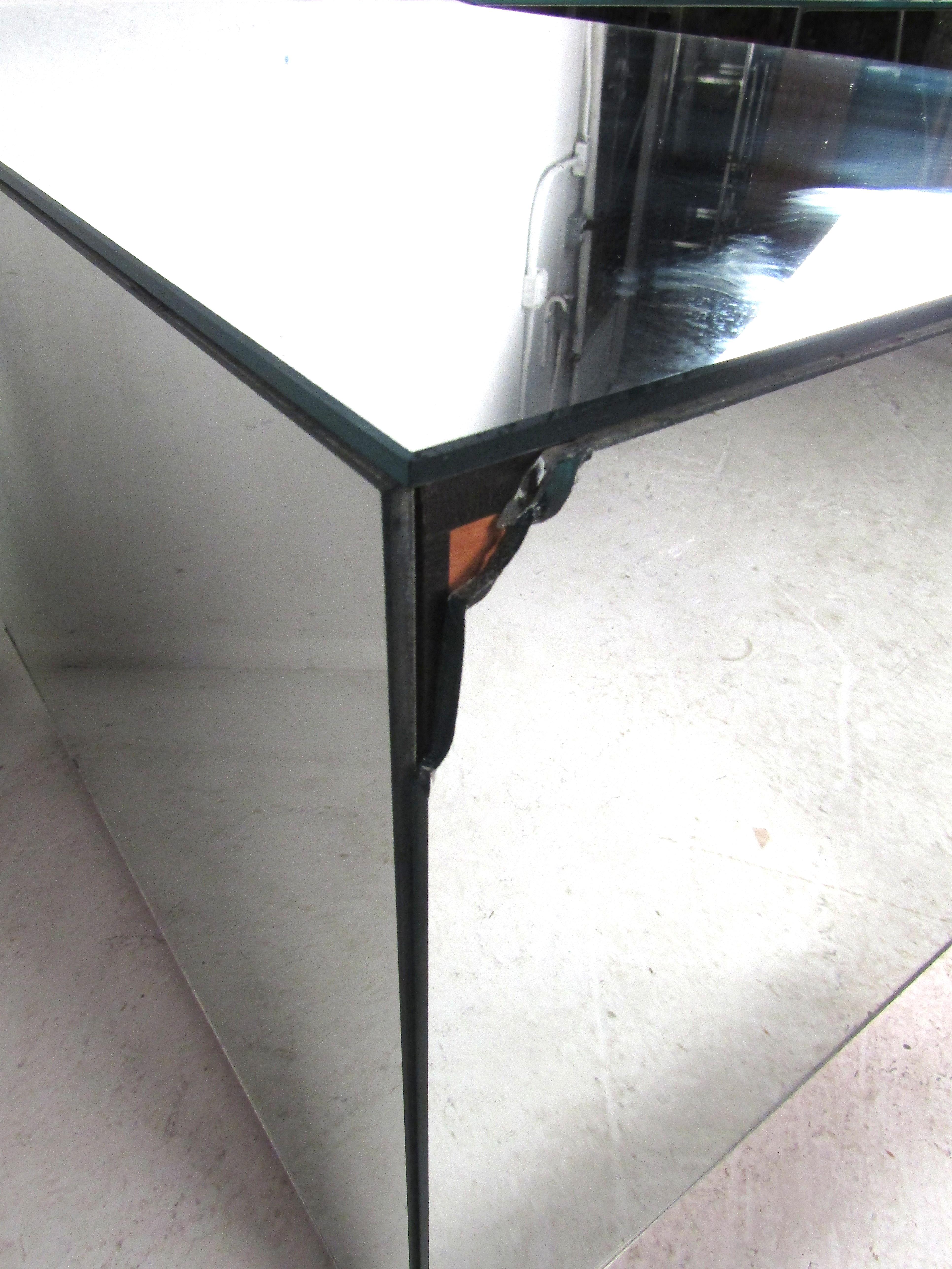 Pair of Vintage Modern Mirrored Cabinets For Sale 7