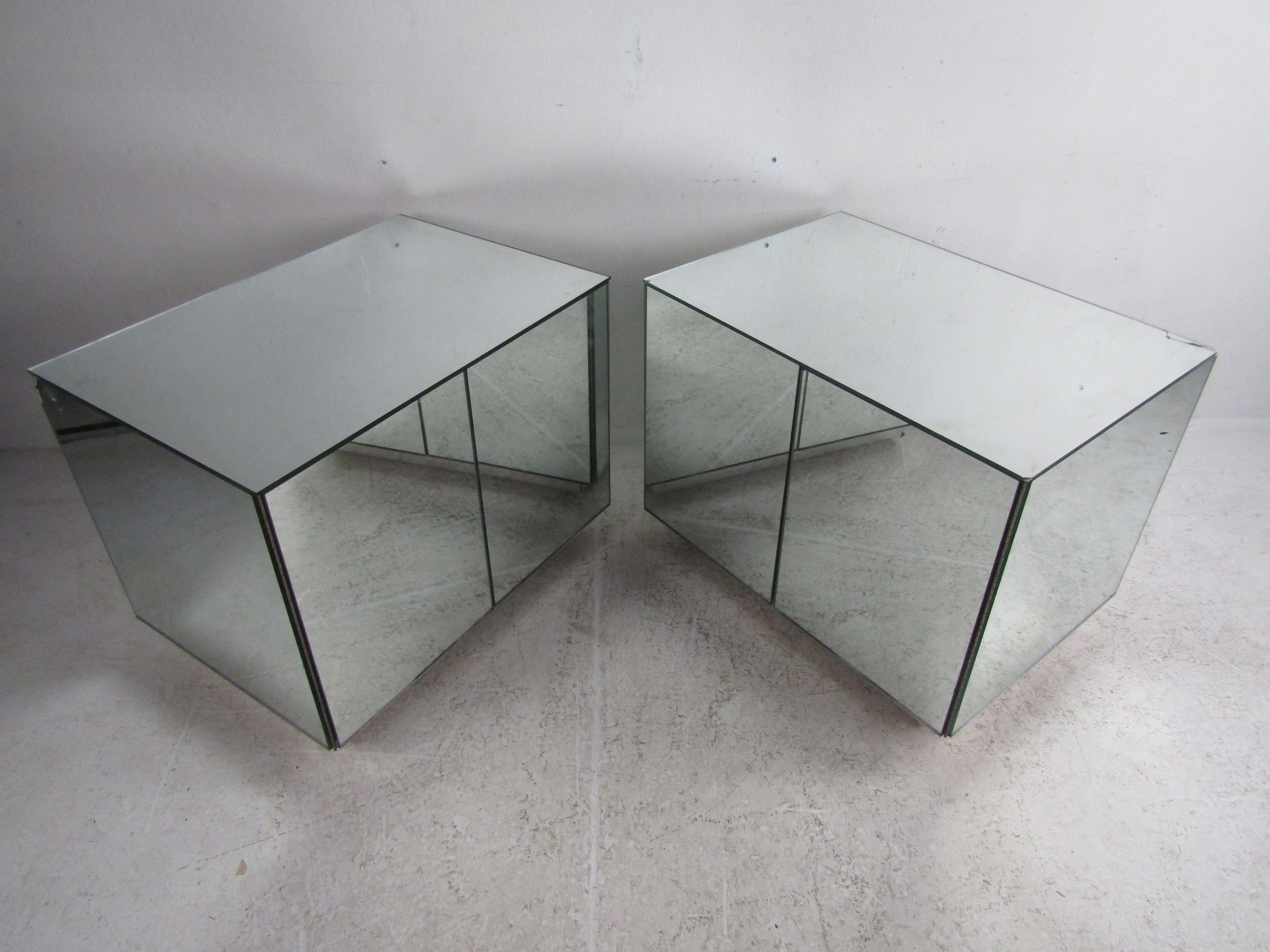 Este impresionante par de armarios vintage con espejos tiene puertas que se abren empujando y dejan al descubierto un amplio espacio de almacenamiento. Estas piezas únicas tienen varios cajones deslizantes junto con un estante ajustable. El acabado