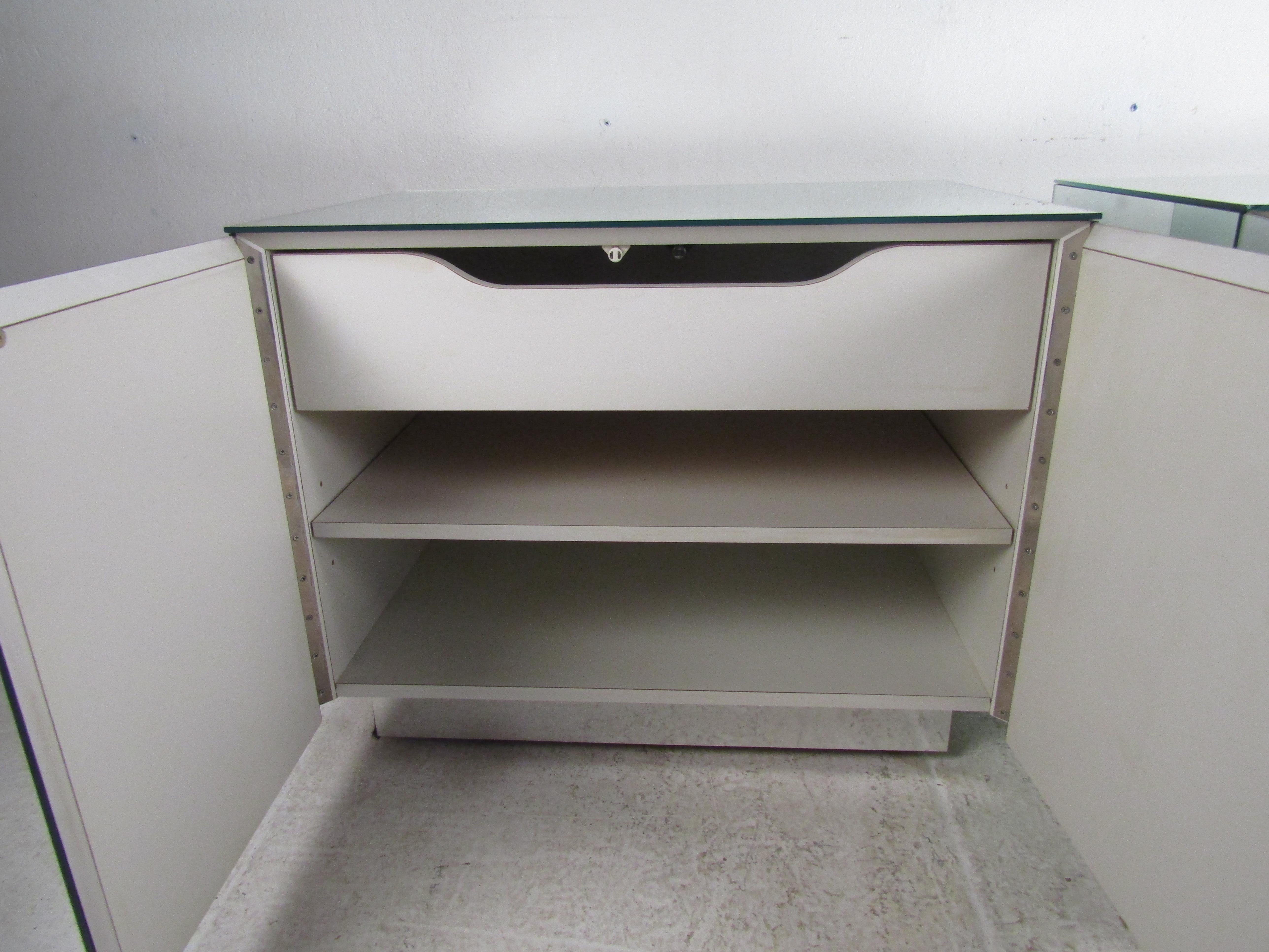 Pair of Vintage Modern Mirrored Cabinets In Good Condition For Sale In Brooklyn, NY