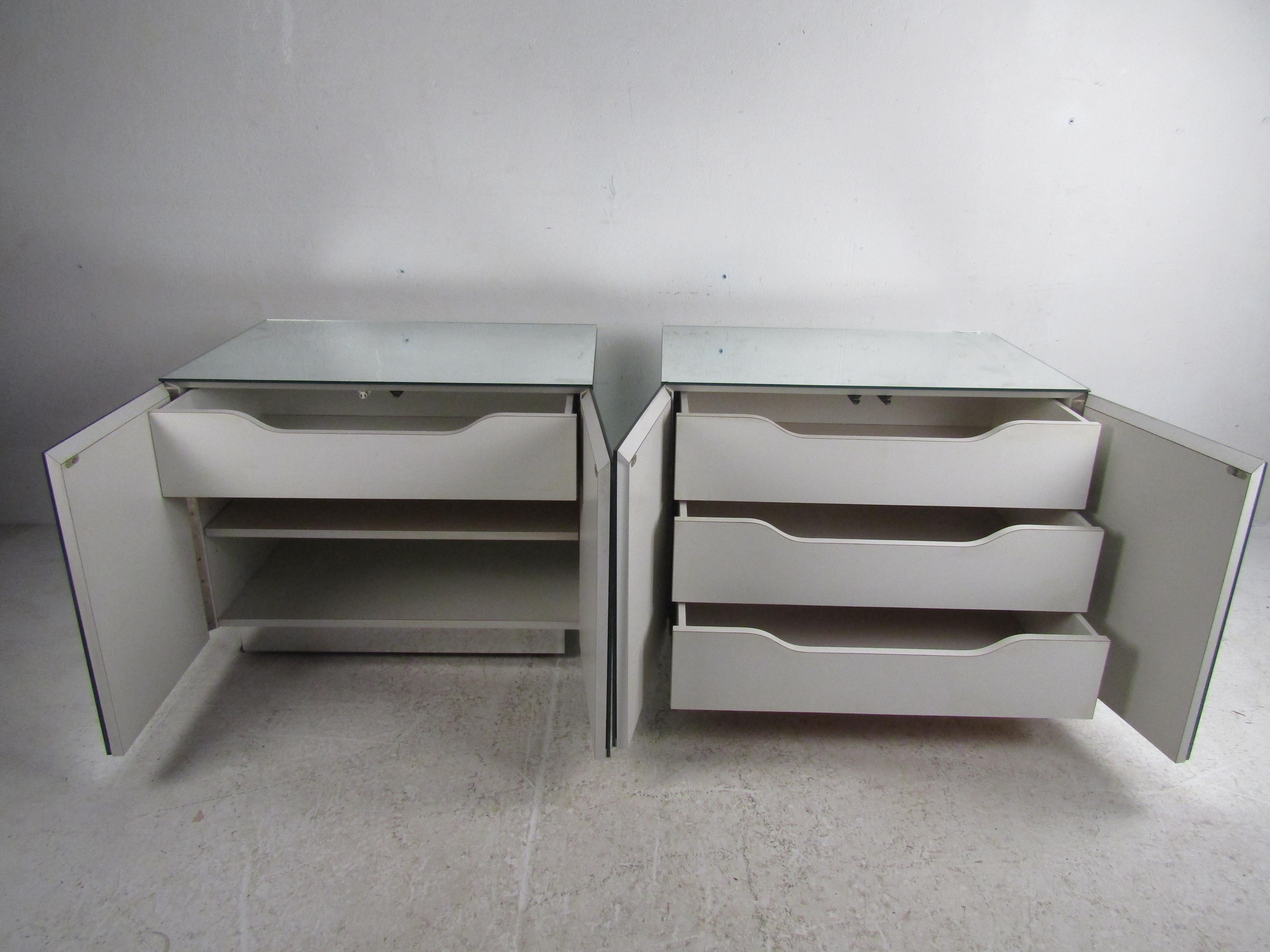Late 20th Century Pair of Vintage Modern Mirrored Cabinets For Sale