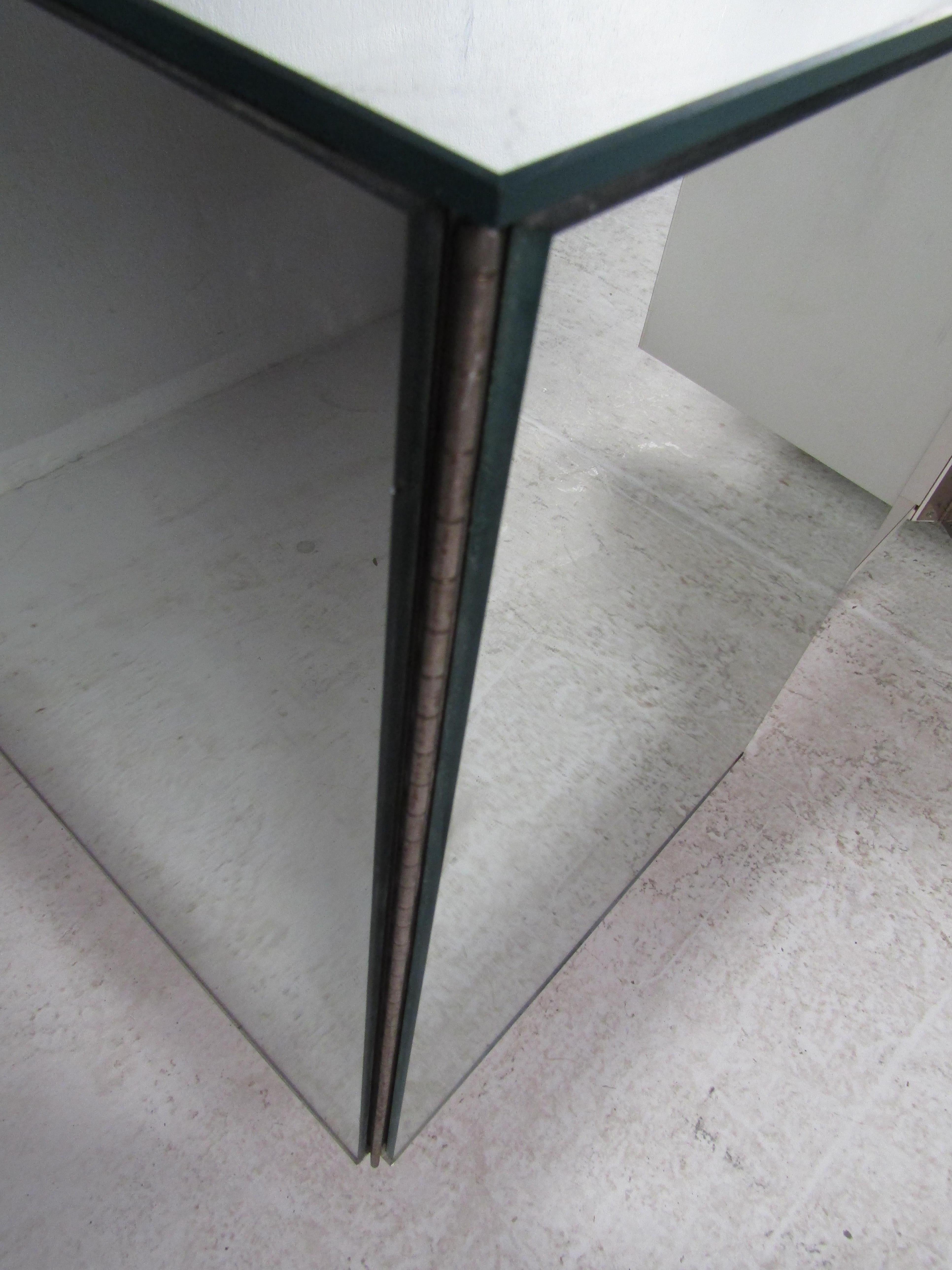 Pair of Vintage Modern Mirrored Cabinets For Sale 2