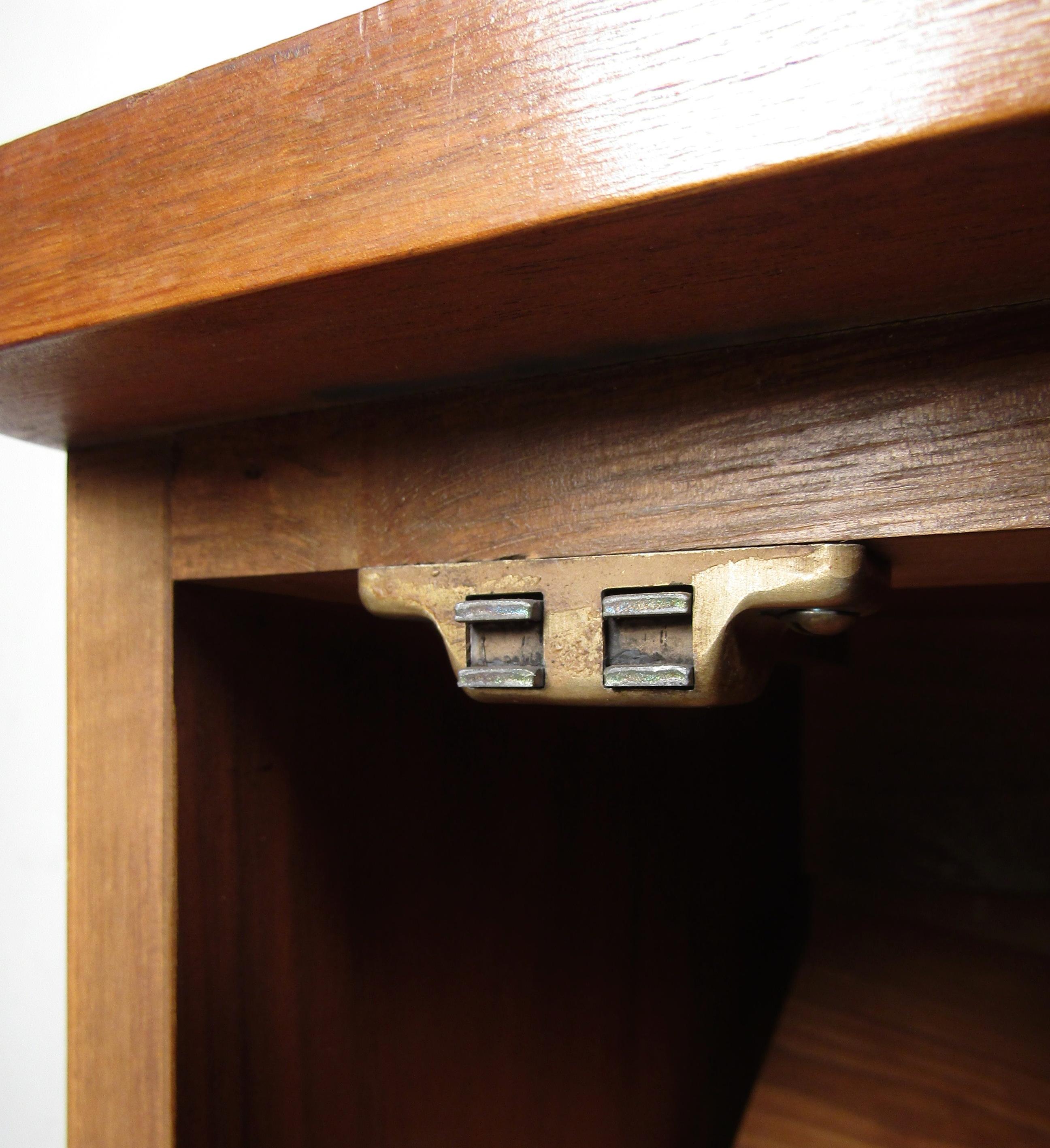 Pair of Vintage Modern Nightstands 1