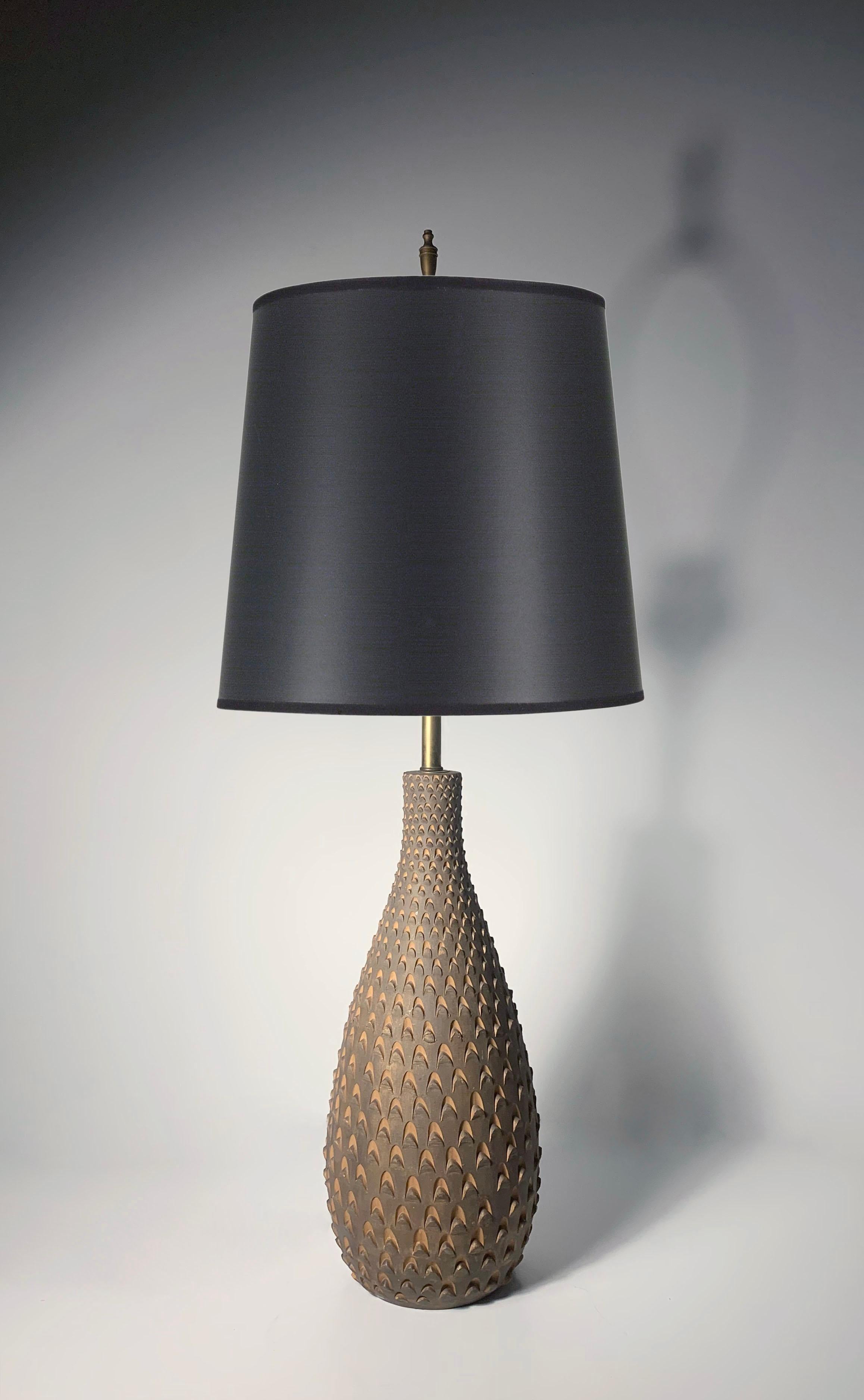 Mid-Century Modern Paire de lampes vintage modernes en forme decone de pin par Raymor en vente