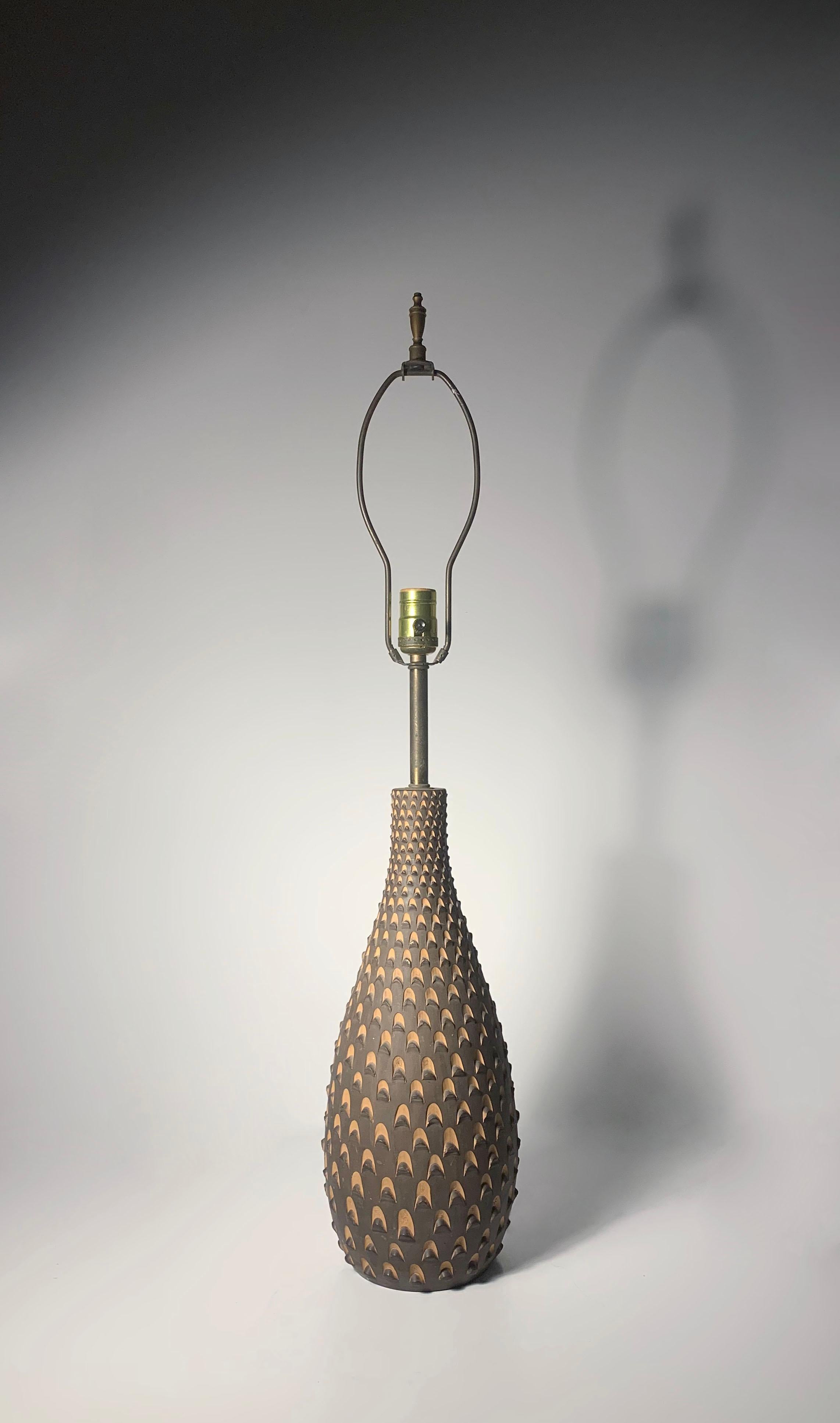 Céramique Paire de lampes vintage modernes en forme decone de pin par Raymor en vente