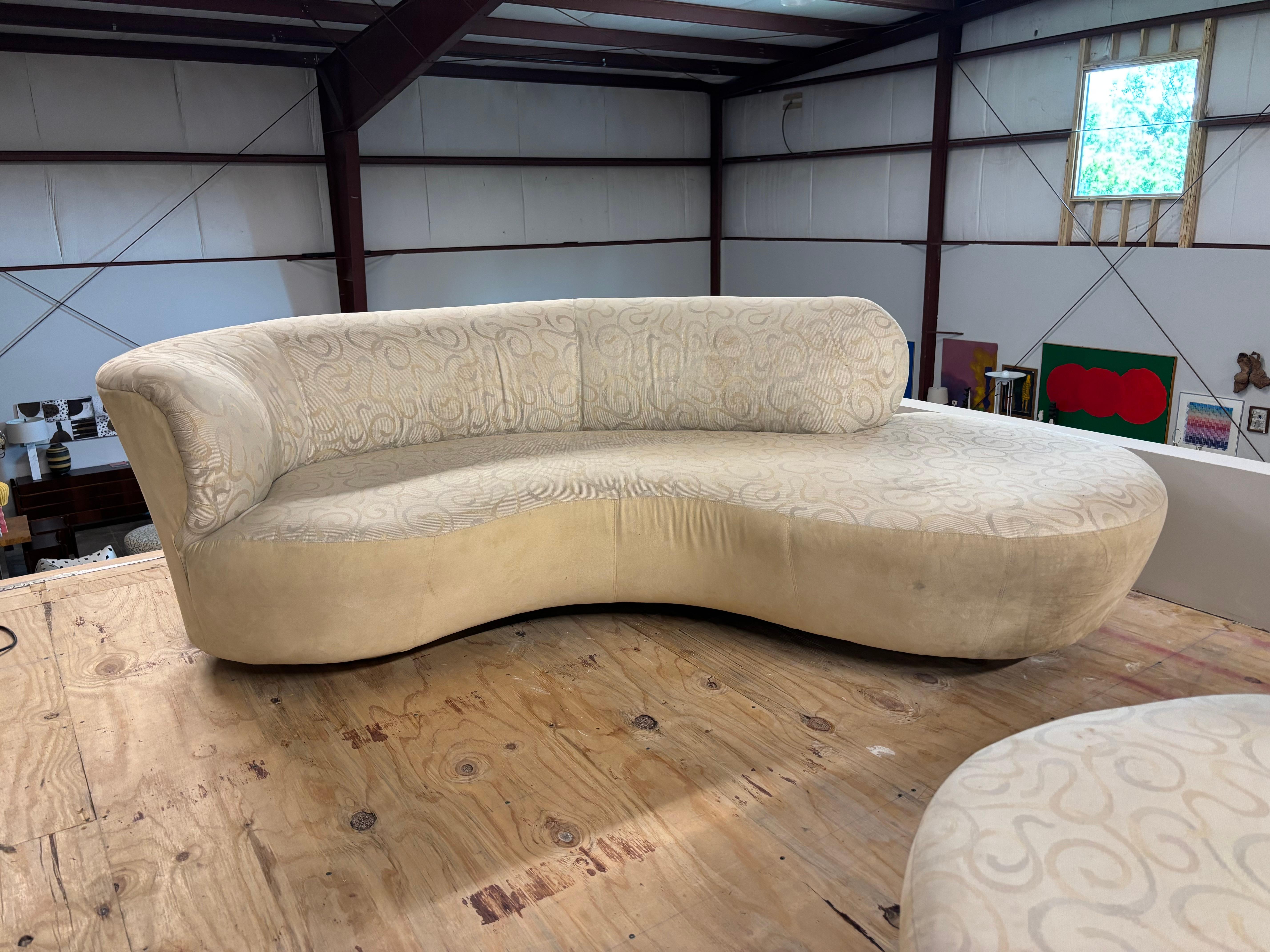 Mid-Century moderno Coppia di divani a serpentina moderni vintage di Weiman, da rivestire in vendita