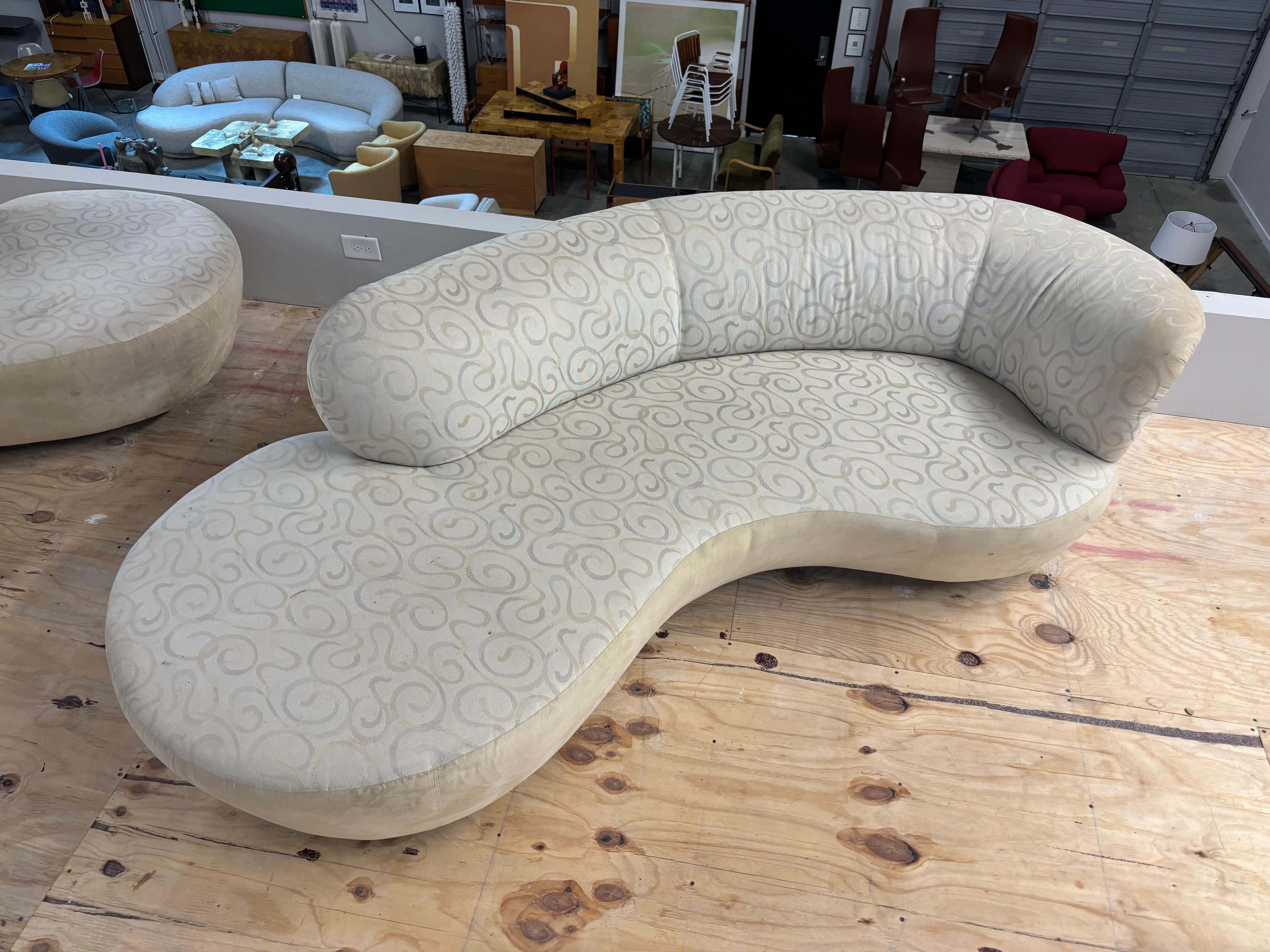 Coppia di divani a serpentina moderni vintage di Weiman, da rivestire In condizioni buone in vendita a Raleigh, NC