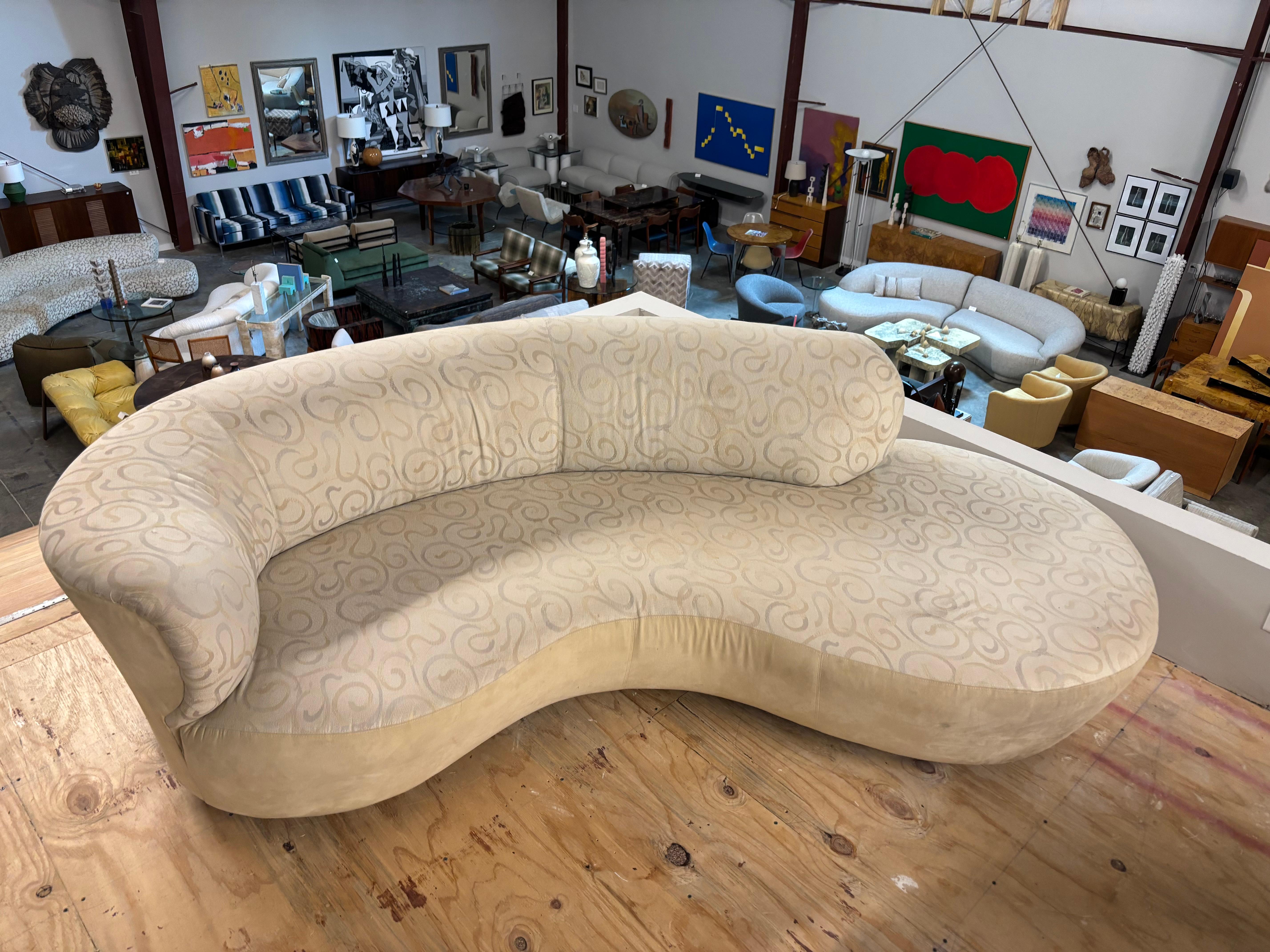 Fine XX secolo Coppia di divani a serpentina moderni vintage di Weiman, da rivestire in vendita