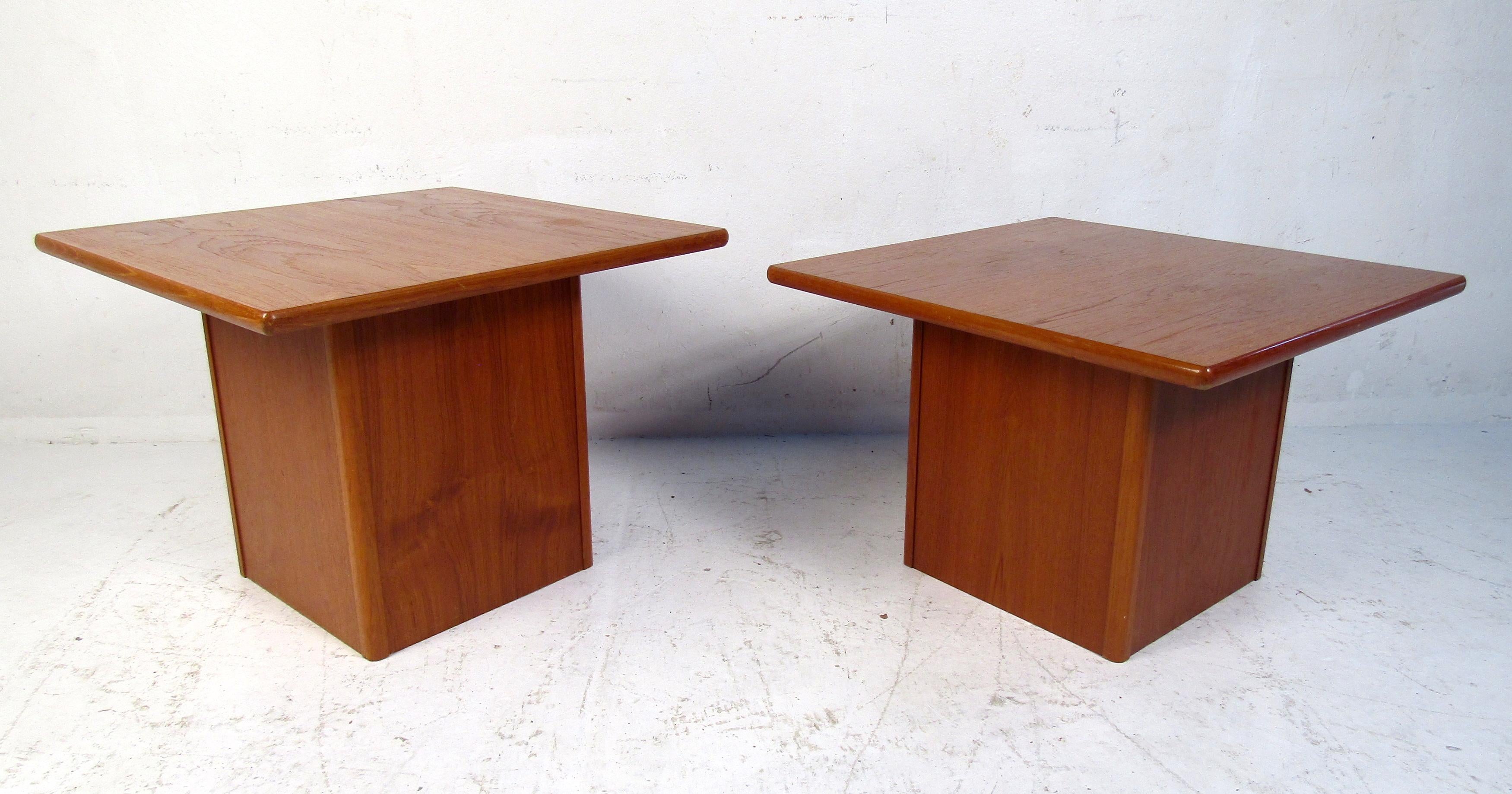 Mid-Century Modern Pair of Vintage Modern Side Tables For Sale