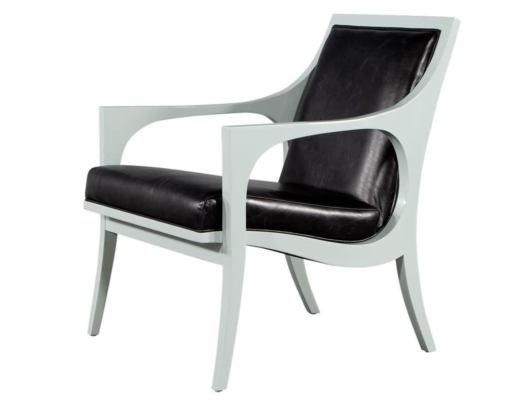 Paar Vintage Modern Styled Accent Lounge Chairs (Leder) im Angebot