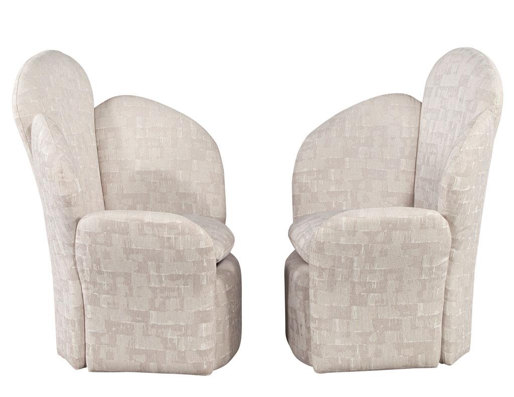 Moderne Vintage-Parlor-Sessel mit Tulpenrückenlehne, Paar (amerikanisch) im Angebot
