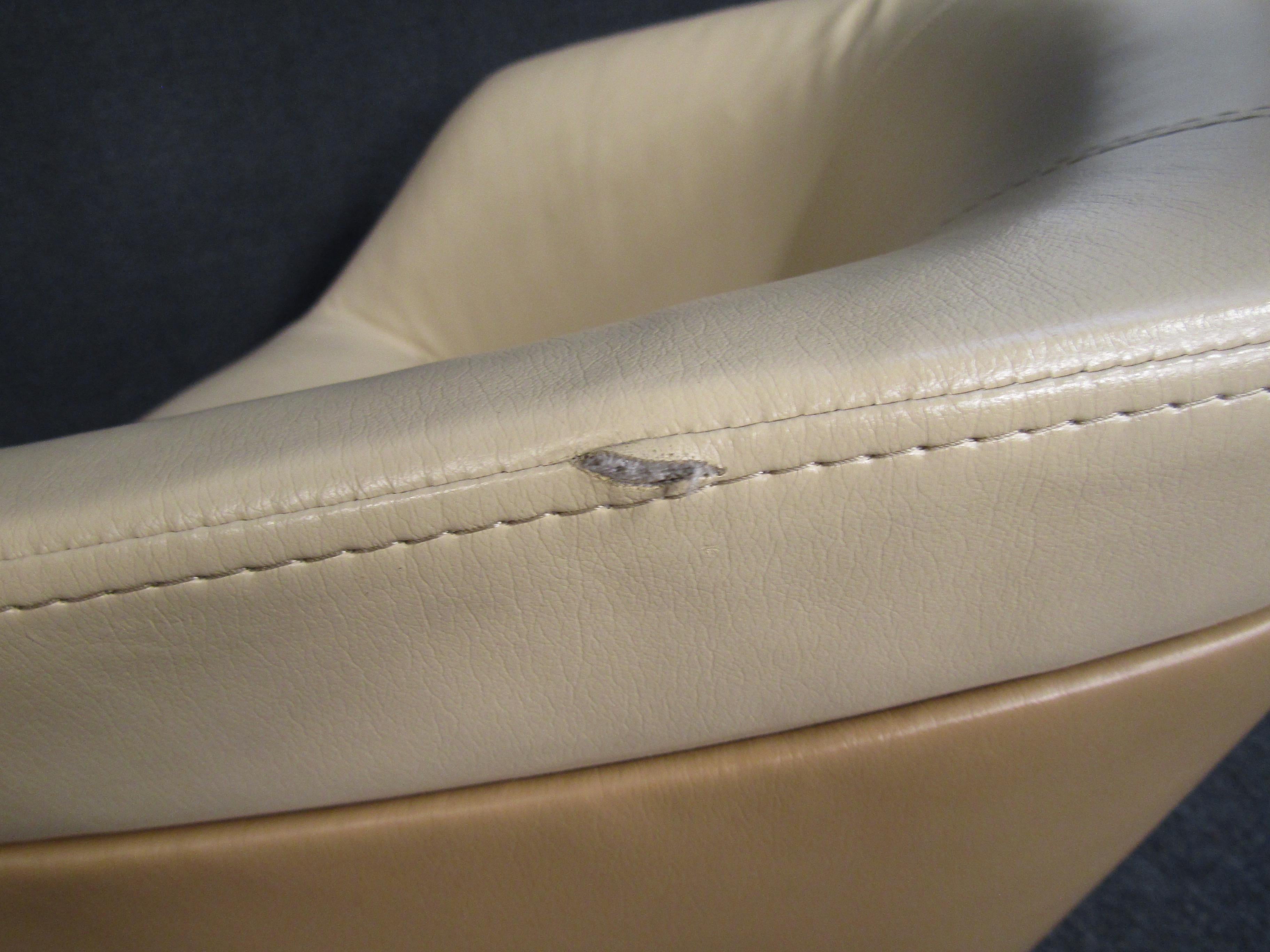 Pair of Vintage Modern Two-Tone Leather Tub Chairs For Sale 2