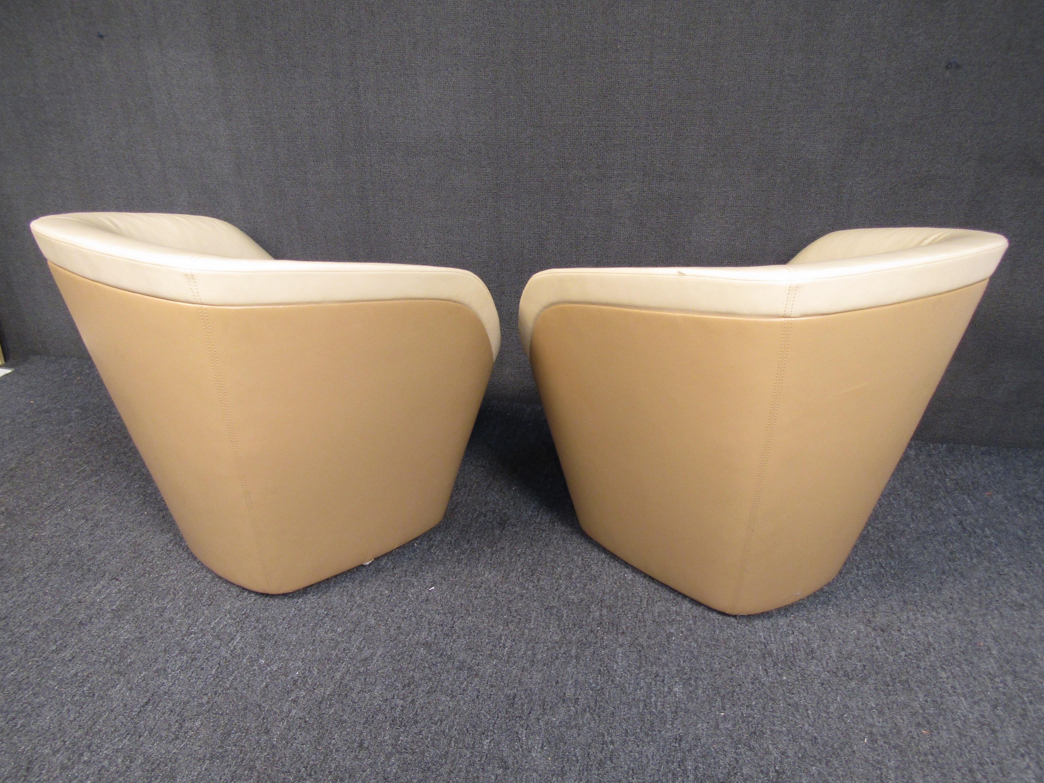 Mid-Century Modern Pair of Vintage Modern Two-Tone Leather Tub Chairs For Sale