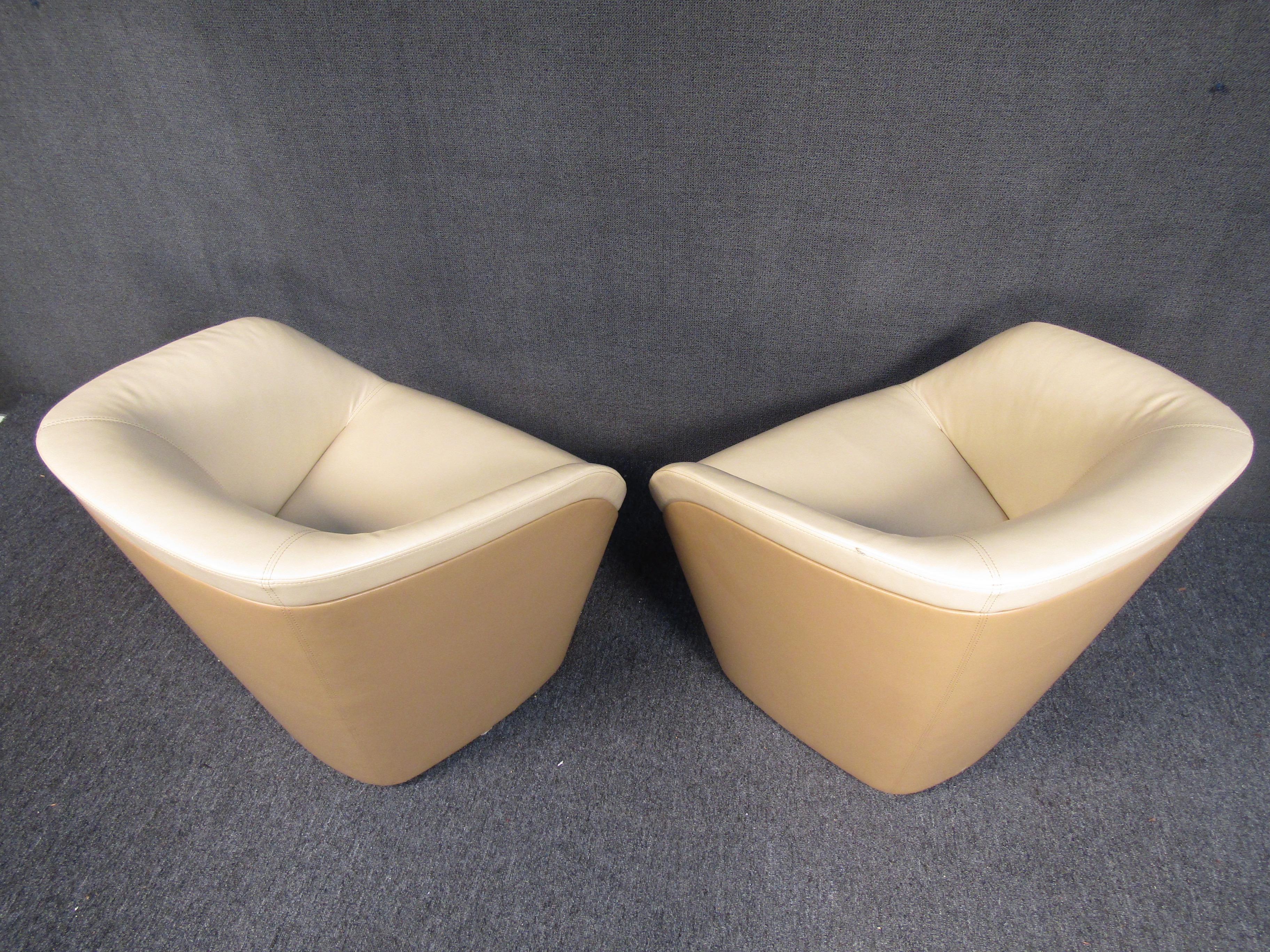 Pair of Vintage Modern Two-Tone Leather Tub Chairs In Good Condition For Sale In Brooklyn, NY
