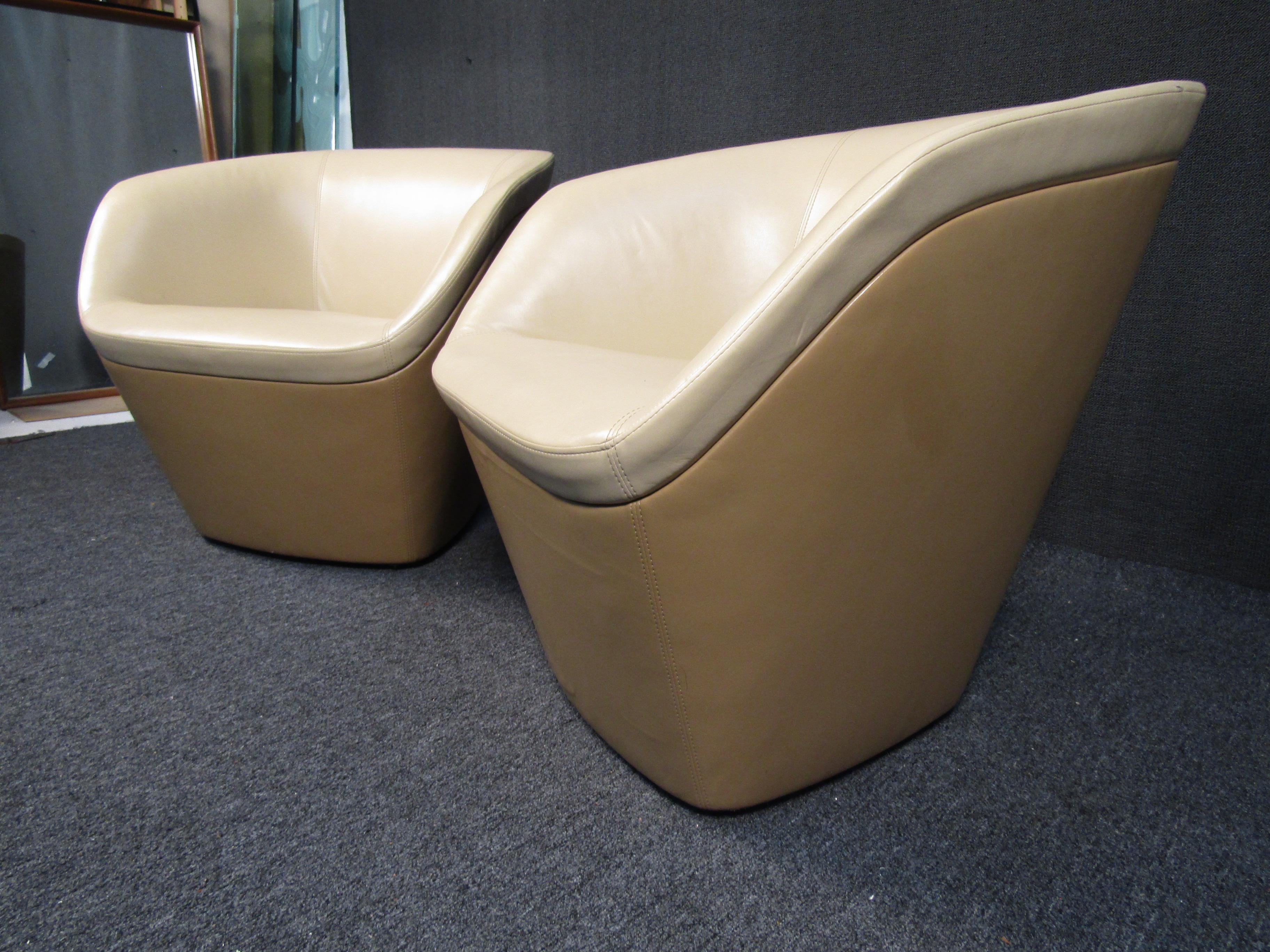 Late 20th Century Pair of Vintage Modern Two-Tone Leather Tub Chairs For Sale