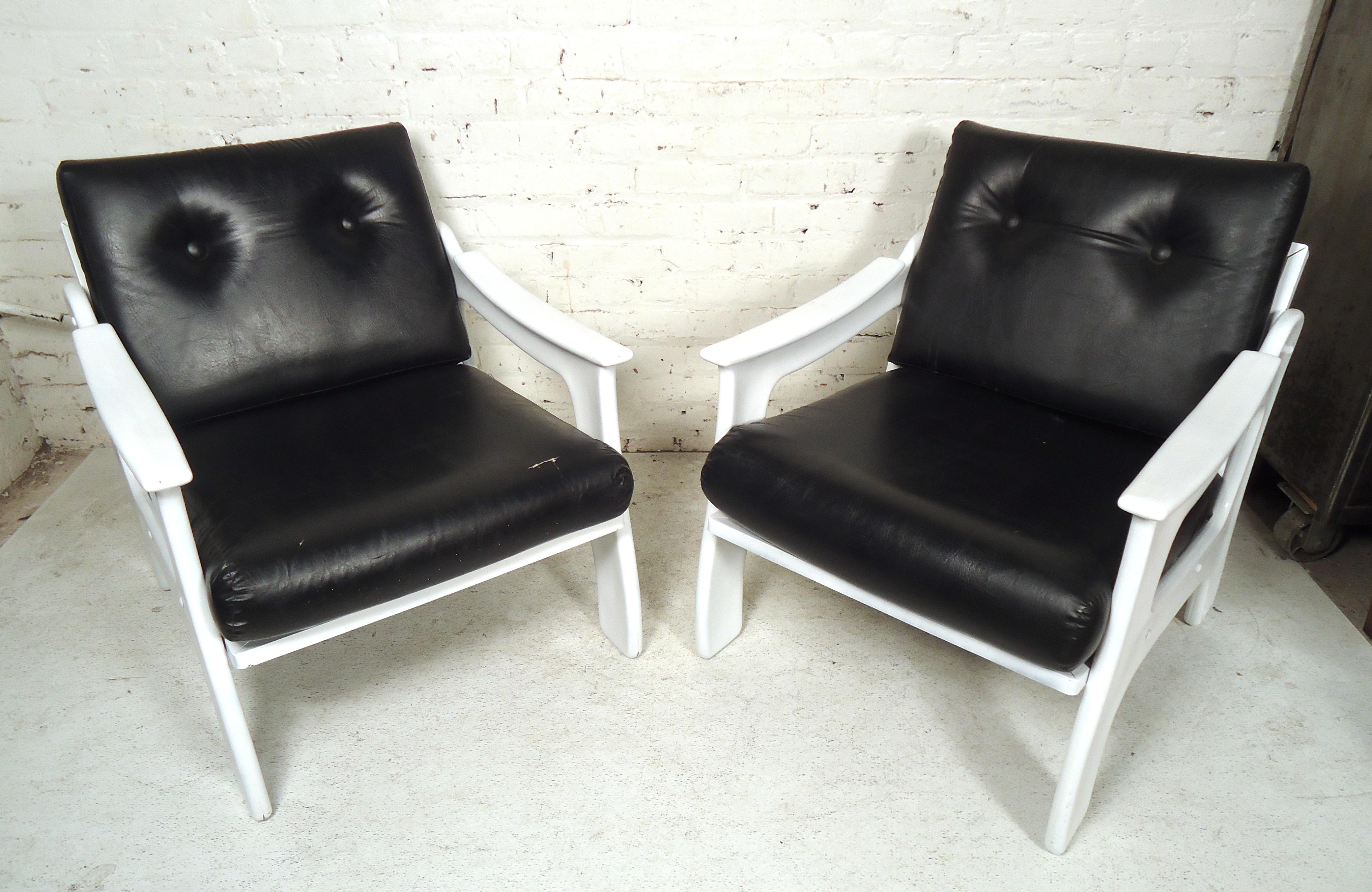 Great pair of white midcentury chairs by The Bunting Co. featured in vinyl cushions.
(Please confirm item location - NY or NJ - with dealer).