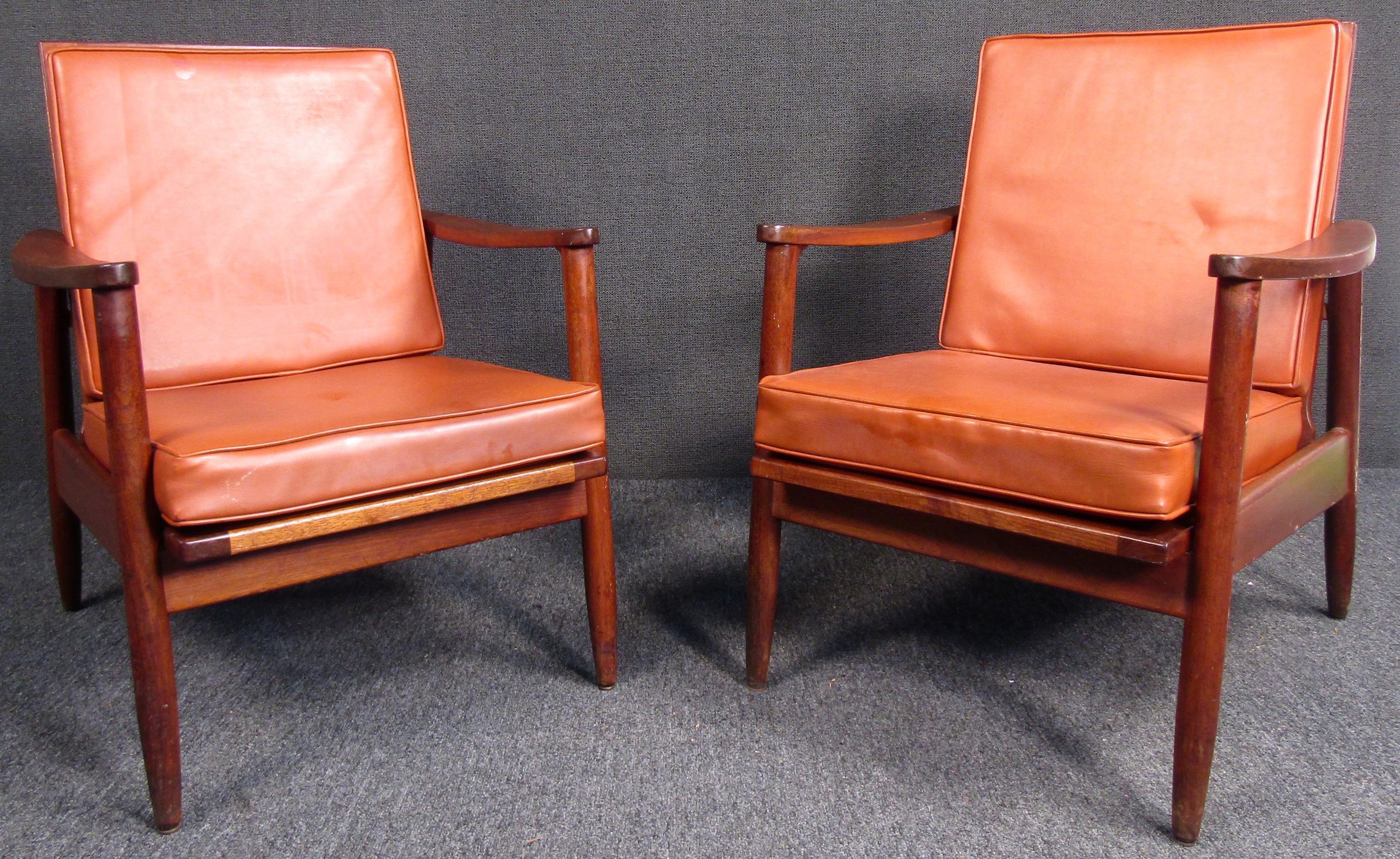Mid-Century Modern Pair of Vintage Modern Walnut Chairs For Sale
