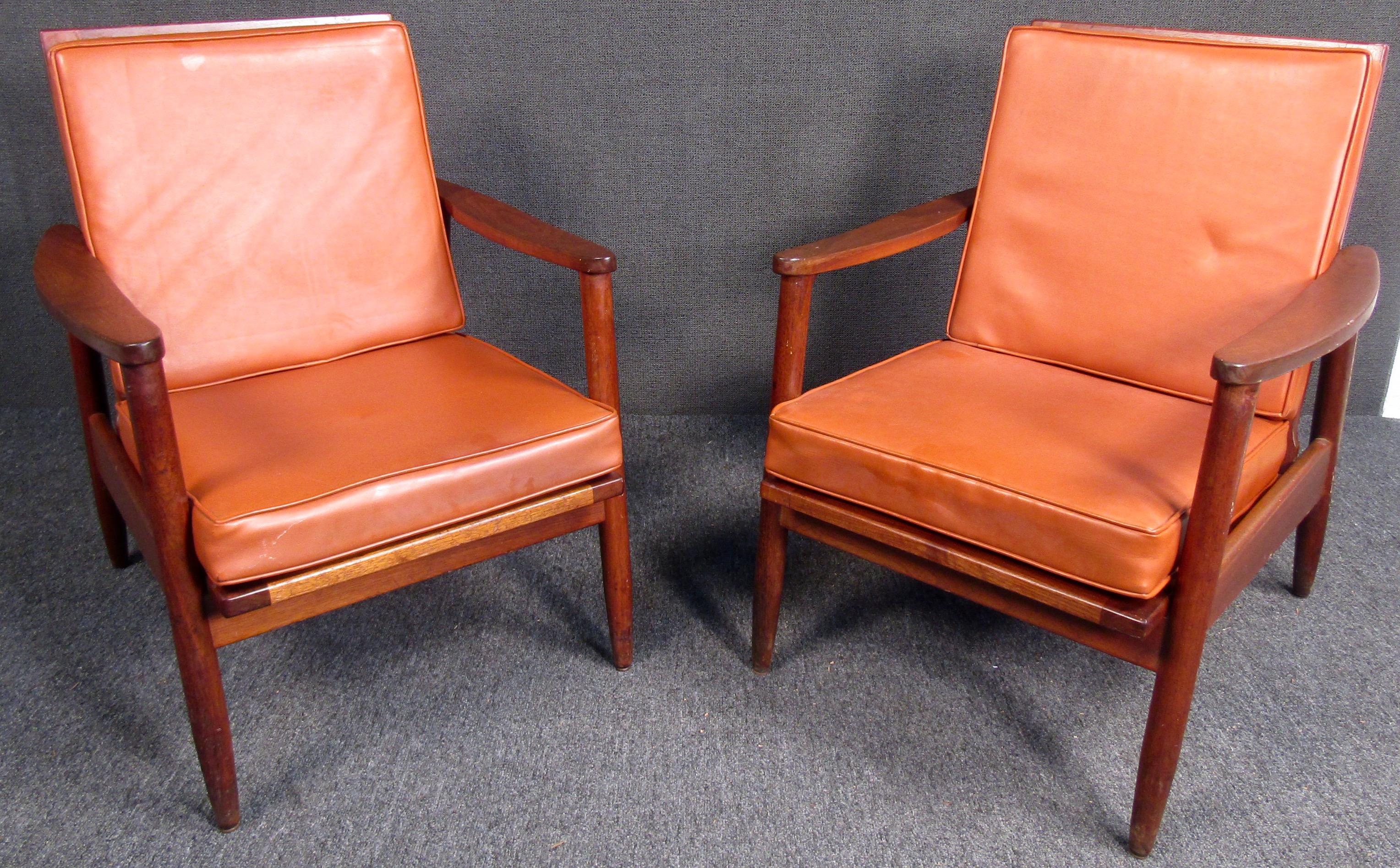 Pair of Vintage Modern Walnut Chairs In Good Condition For Sale In Brooklyn, NY