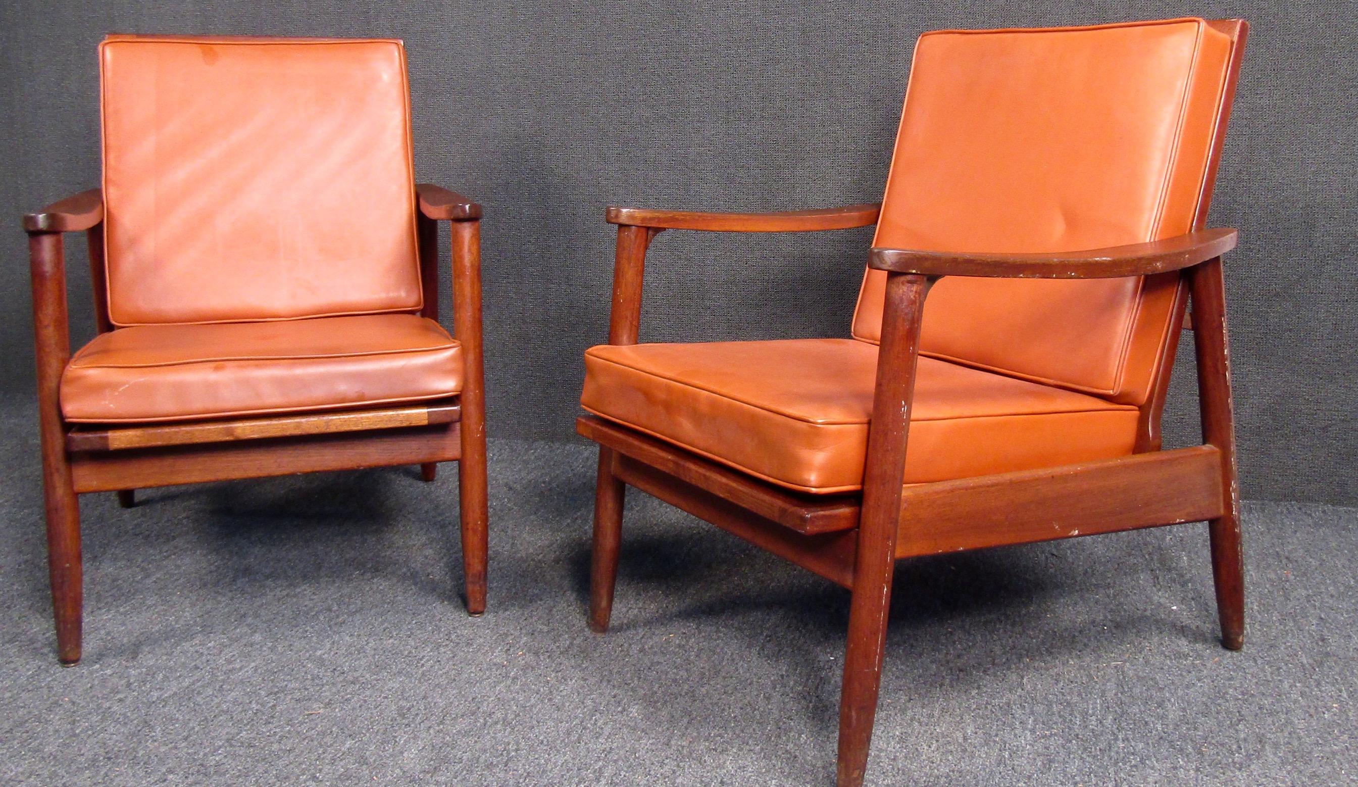 Late 20th Century Pair of Vintage Modern Walnut Chairs For Sale