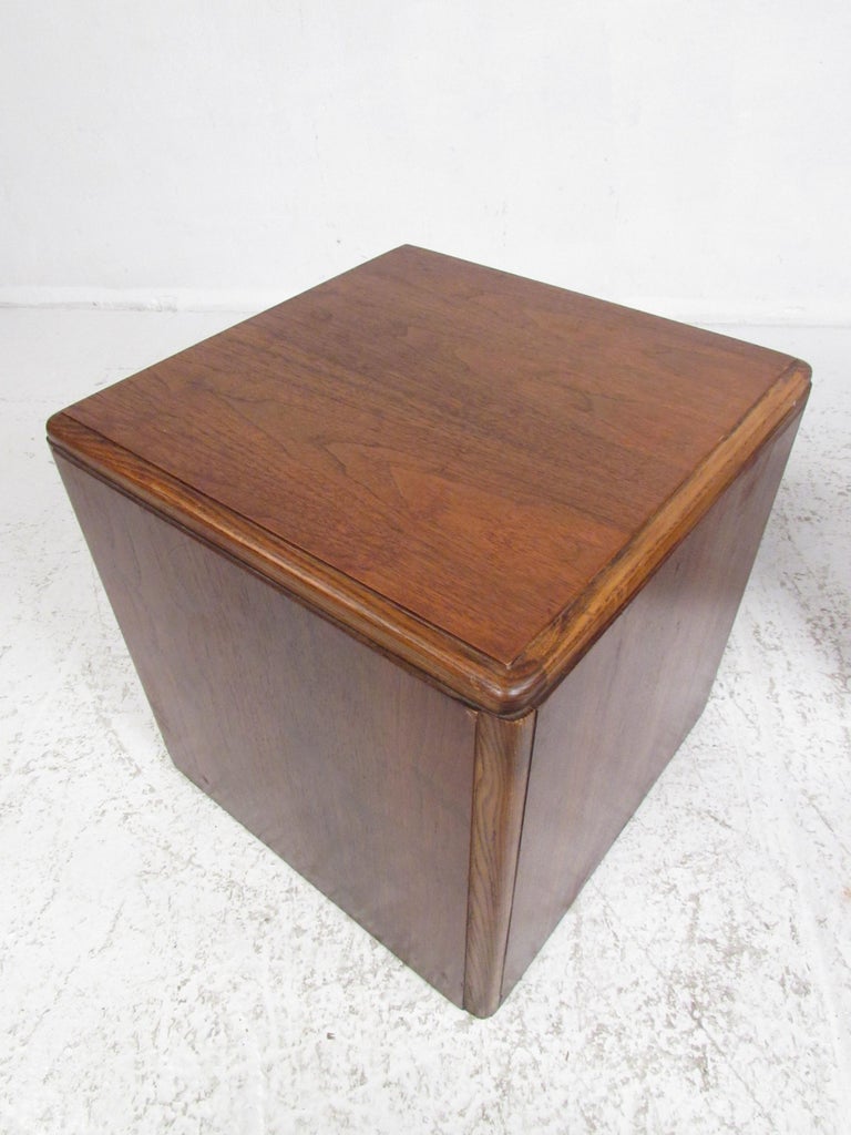 Pair of Vintage Modern Walnut Cube End Tables by Lane Furniture For