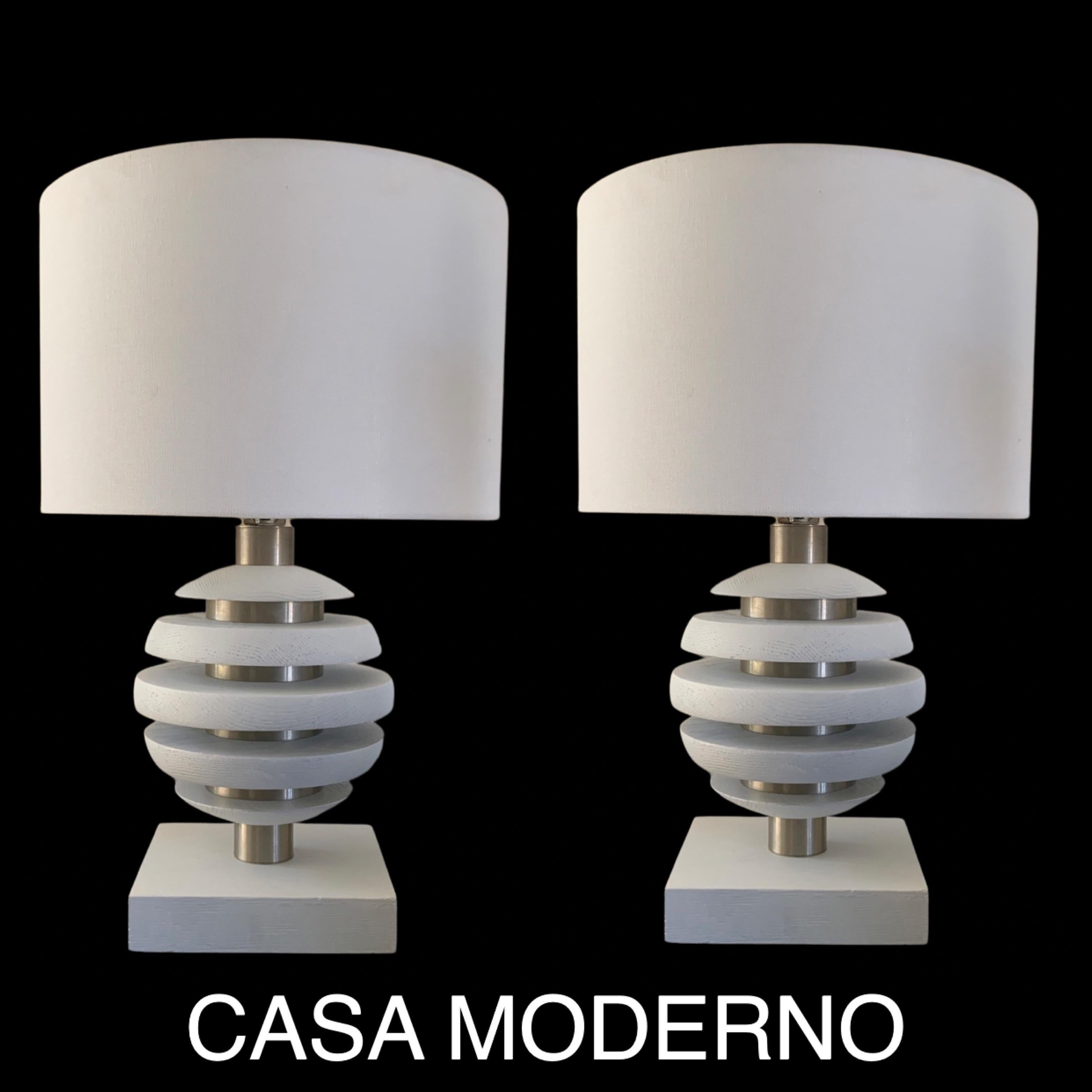 Moderne Vintage-Kugellampen aus Holz und gebürstetem Chrom, Paar im Angebot 3