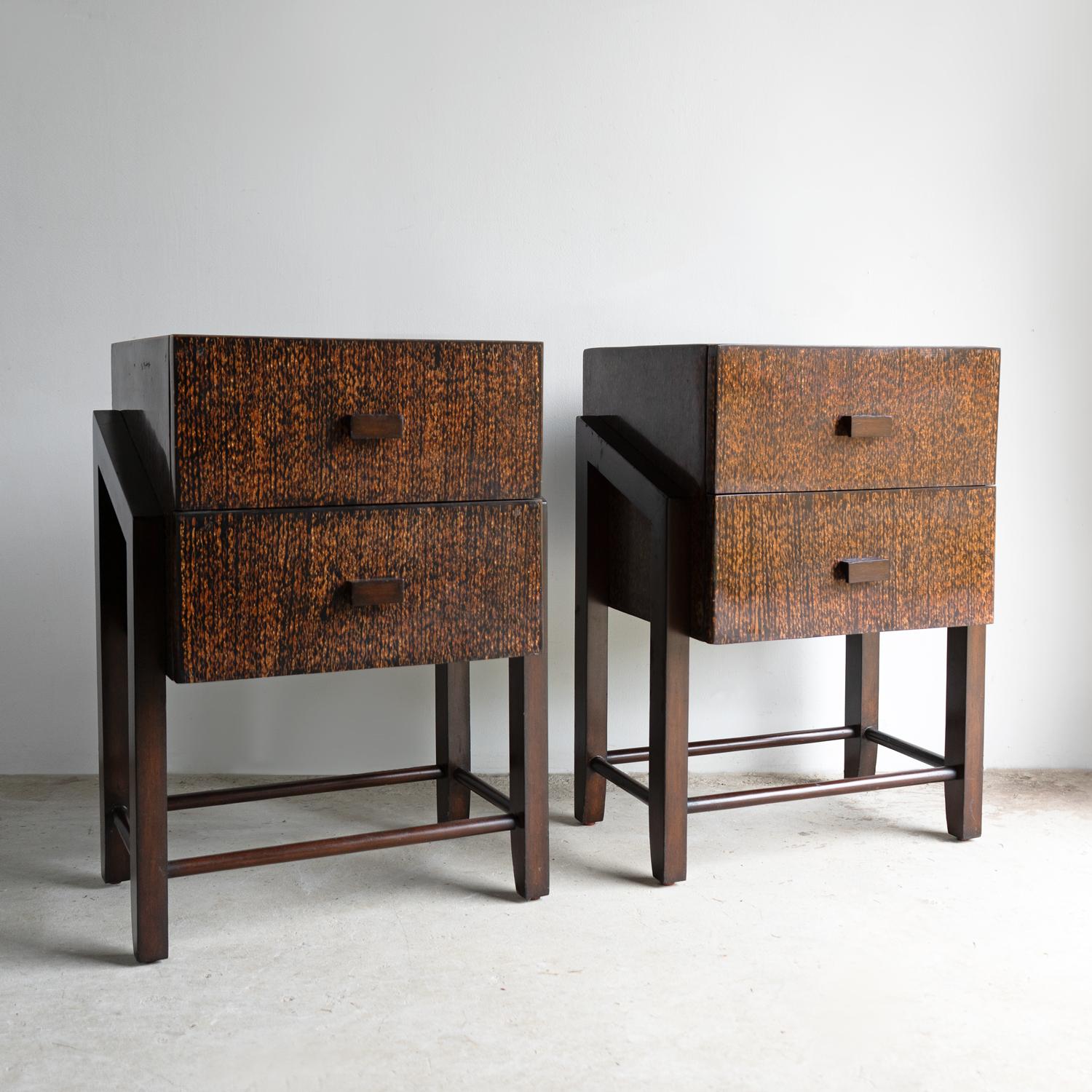 COPPIA DI COMODINI D'EPOCA ABBINATA 

Le forme geometriche angolari creano una silhouette elegante che ricorda molto il periodo modernista/art déco. 

La finitura è altamente decorativa e insolita, con una qualche forma di impiallacciatura, forse