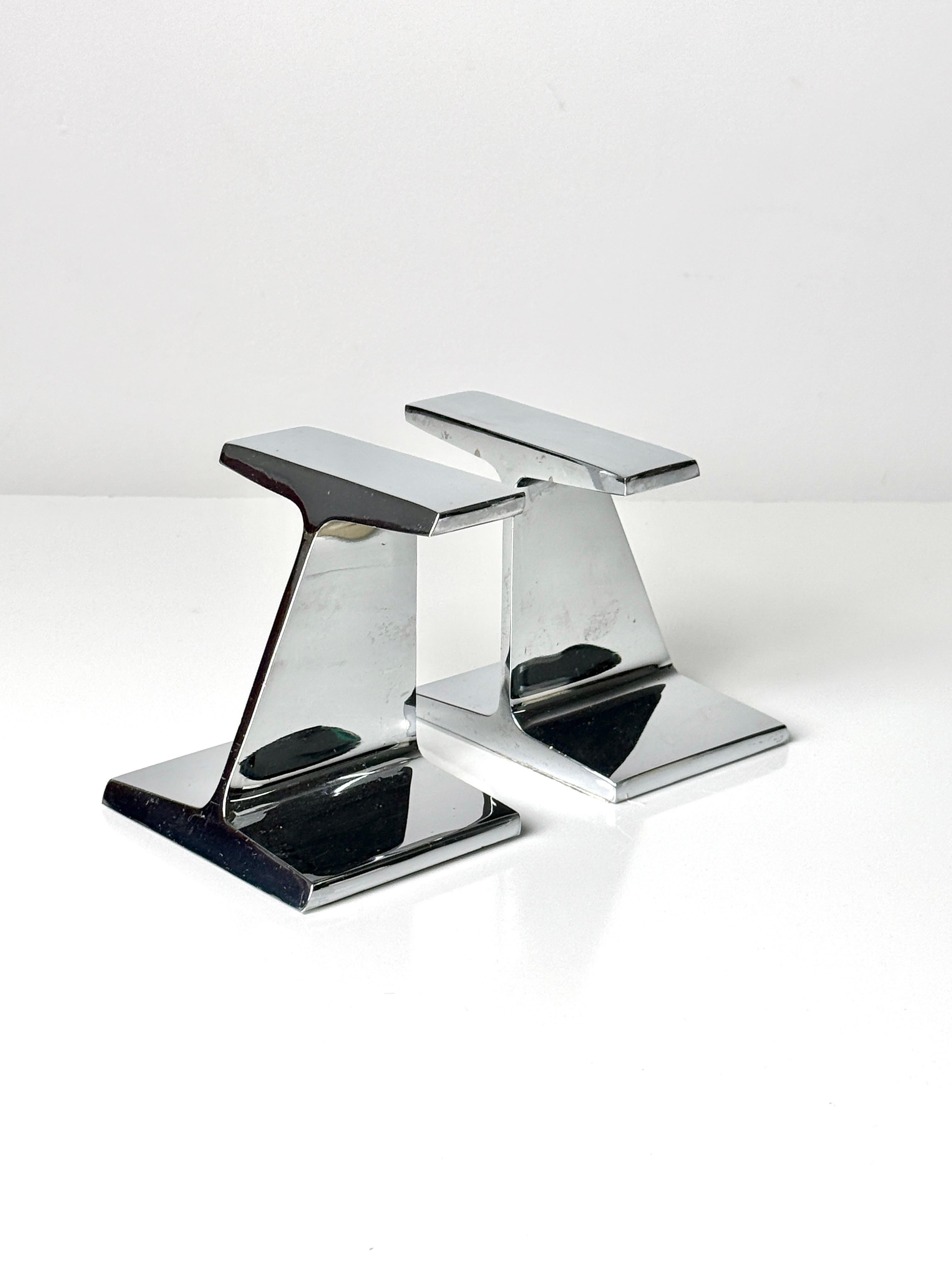 A pair of architectural chromed steel bookends in the style of Bill Curry circa 1970s

Shiny chrome plated steel I Beam design with nice weight 
Style similar to Carl Aubock or James Prestini
Unmarked

4 inch width
3 inch depth
4.25 inch height