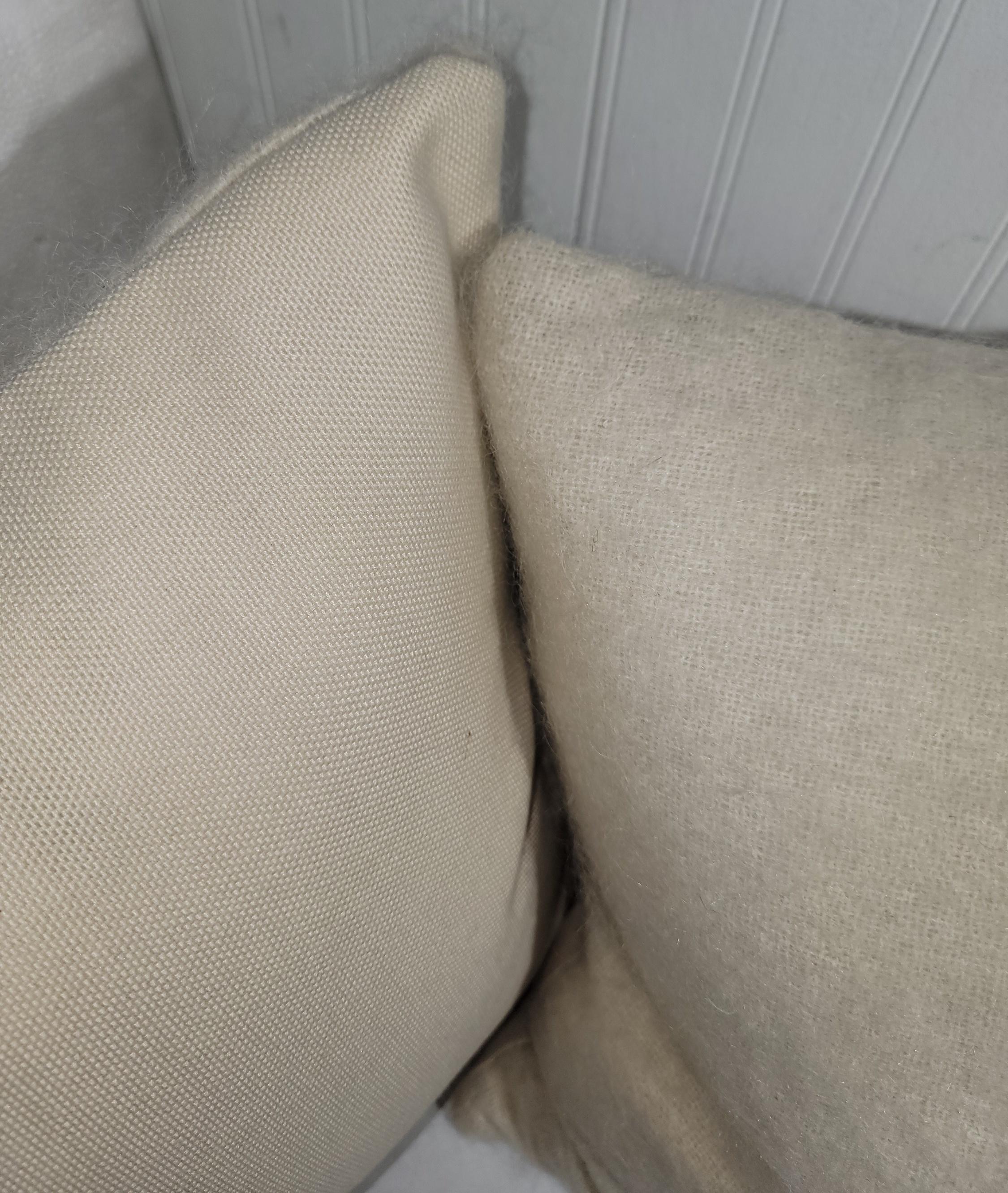 Coppia di cuscini in Mohair avorio in condizioni fantastiche. Gli inserti sono in piuma e piumino.