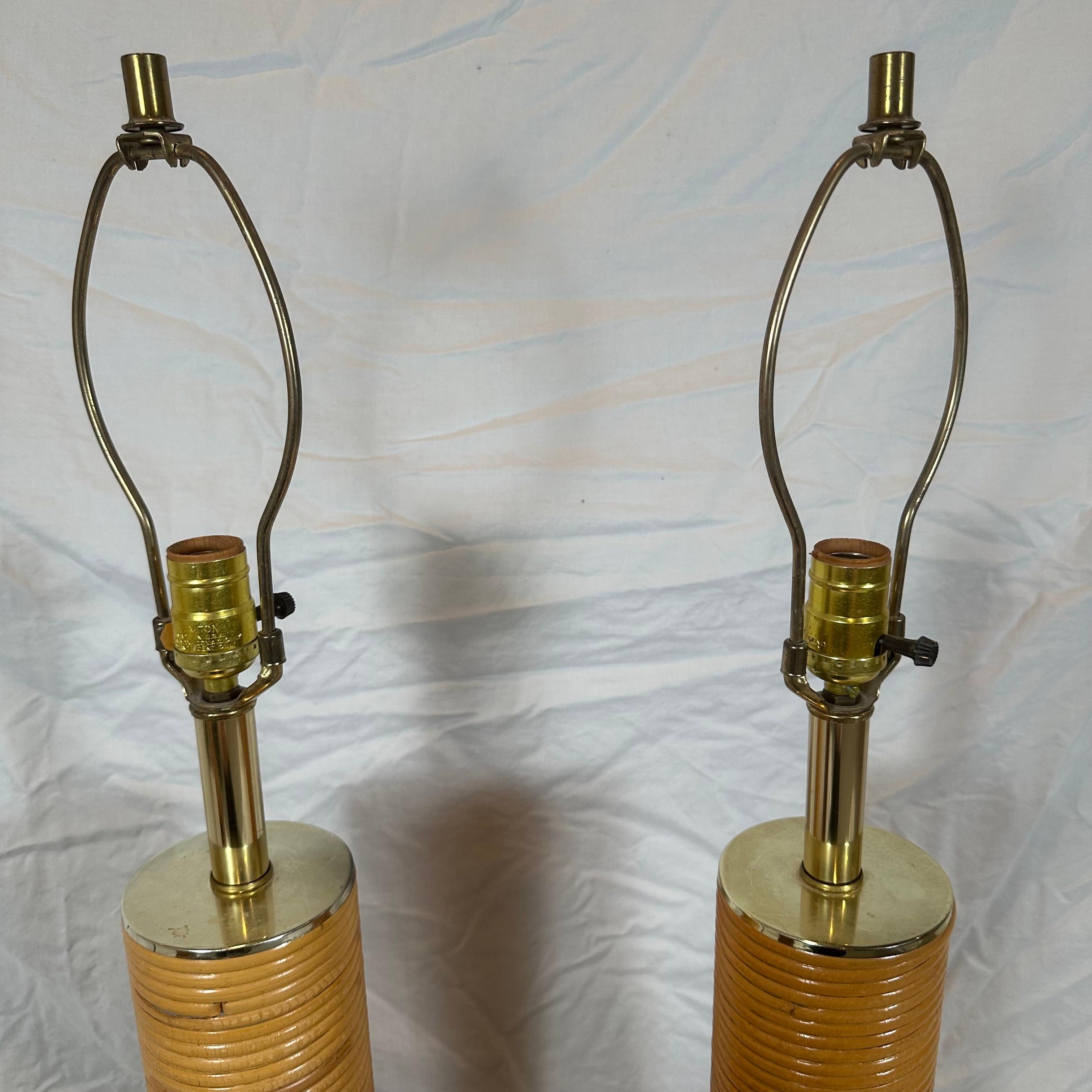 Paire de lampes de table en laiton et roseau monumental d'époque en vente 6