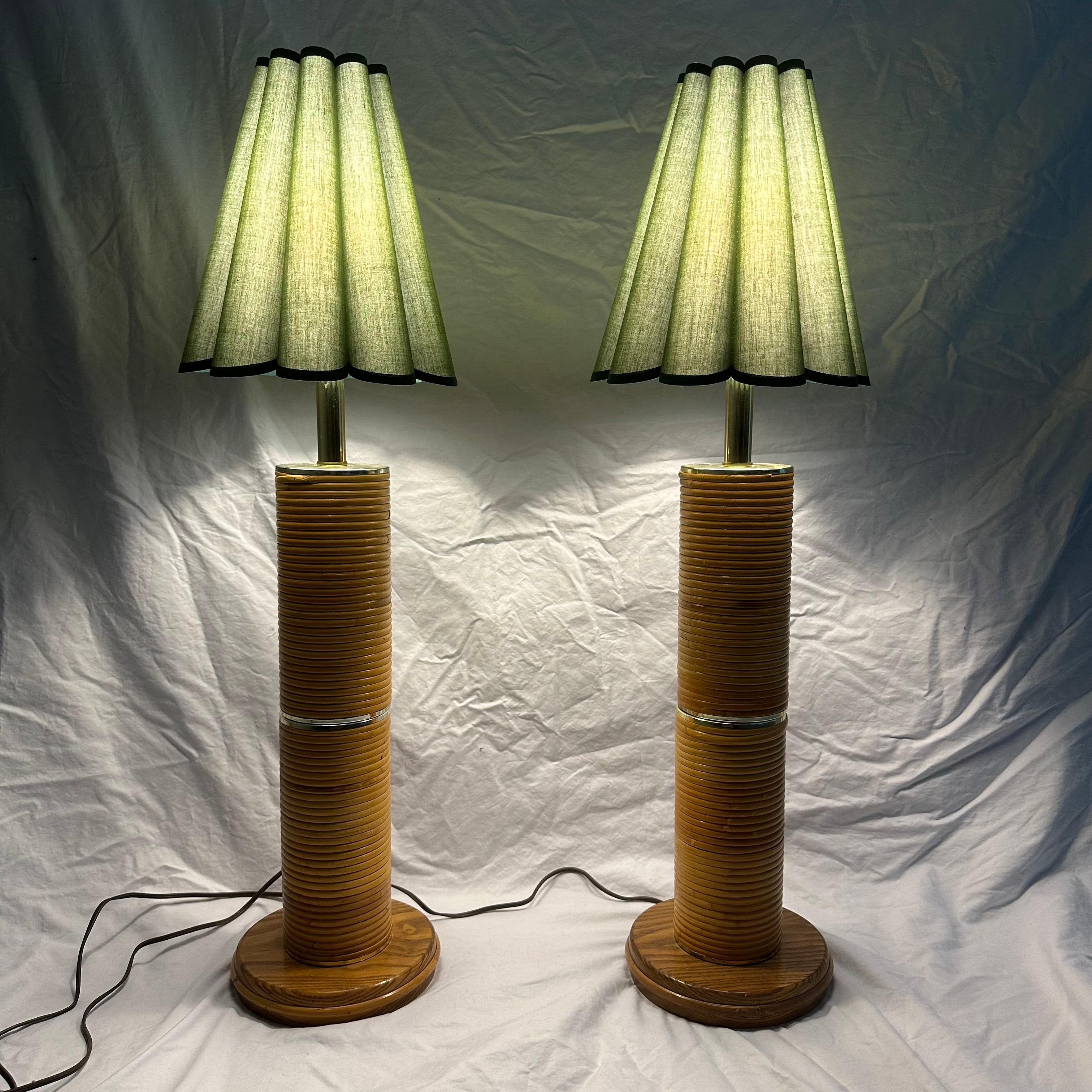 Paire de lampes de table en laiton et roseau monumental d'époque Bon état - En vente à Amityville, NY