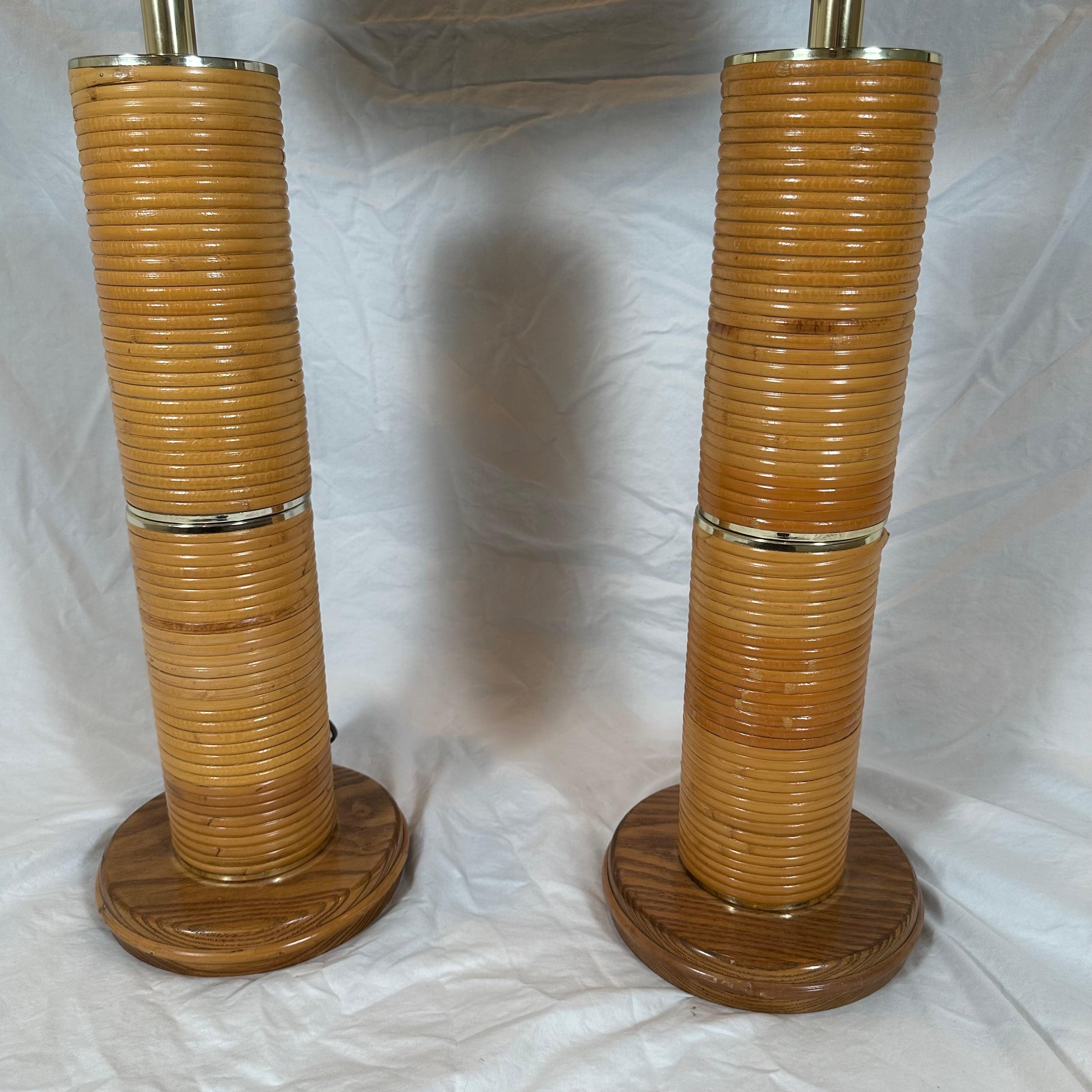 20ième siècle Paire de lampes de table en laiton et roseau monumental d'époque en vente