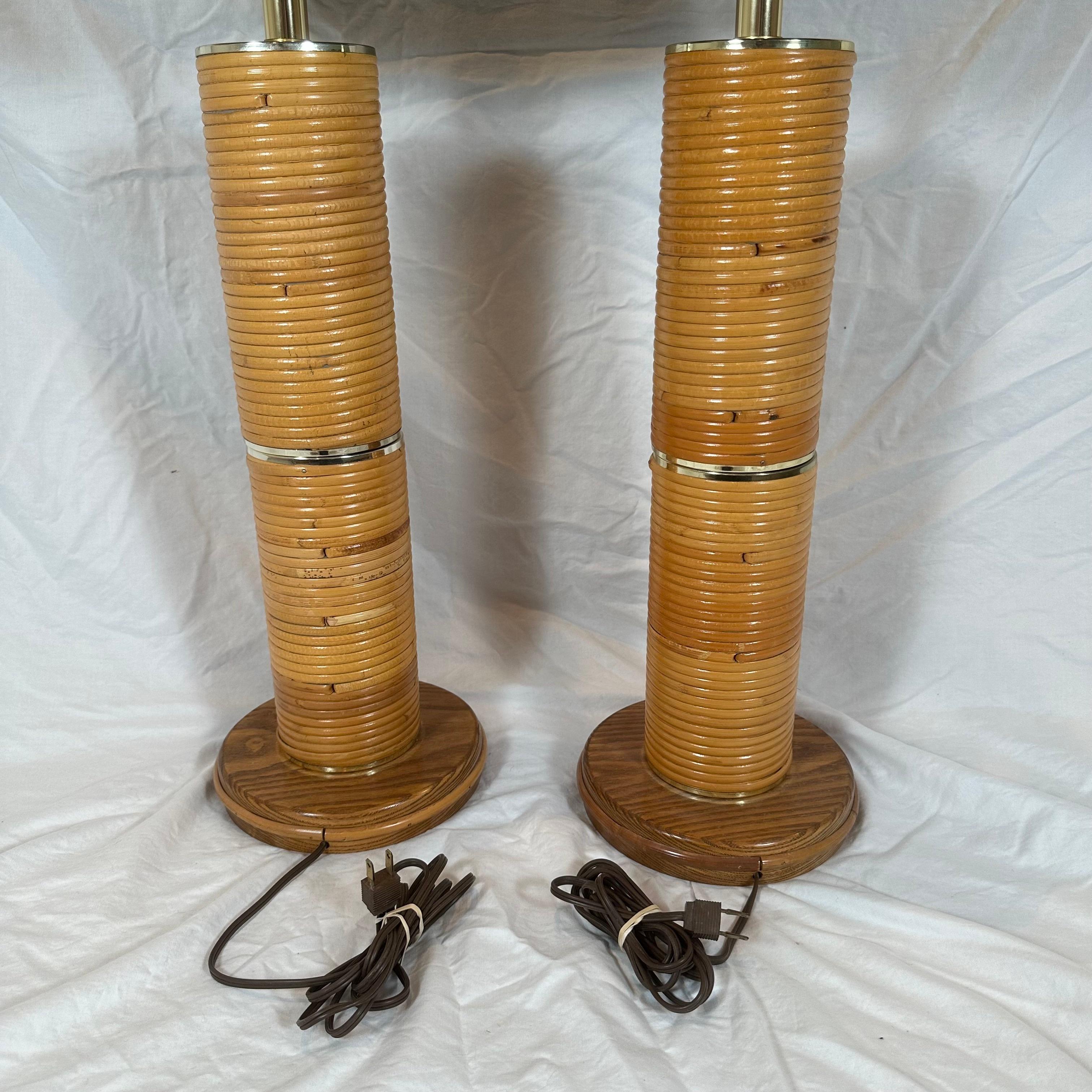 Paire de lampes de table en laiton et roseau monumental d'époque en vente 2