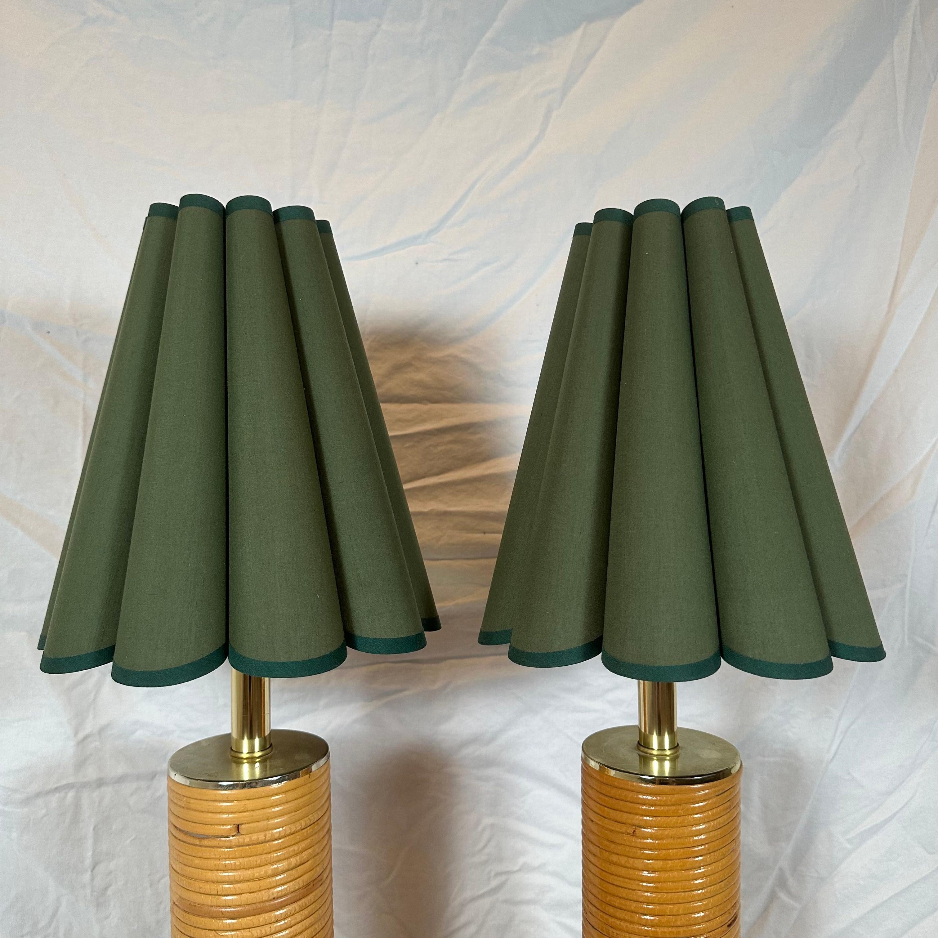 Paire de lampes de table en laiton et roseau monumental d'époque en vente 4