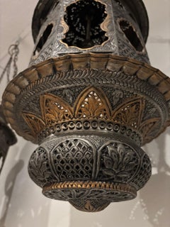 Paire de lanternes suspendues vintage de style marocain électrifiées en argent et laiton