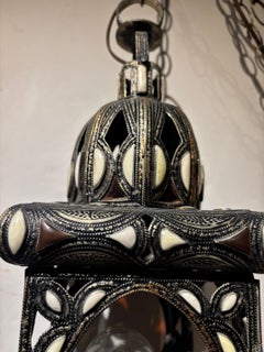 Coppia di ciondoli a sospensione elettrificati d'epoca in stile marocchino realizzati a mano