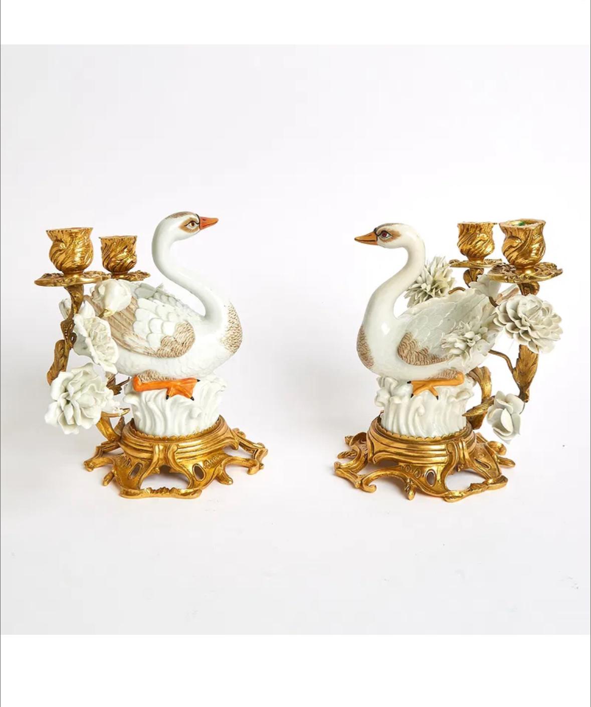 Rococo Paire de chandeliers à deux lumières en porcelaine Mottahedeh d'époque en forme de cygne en vente