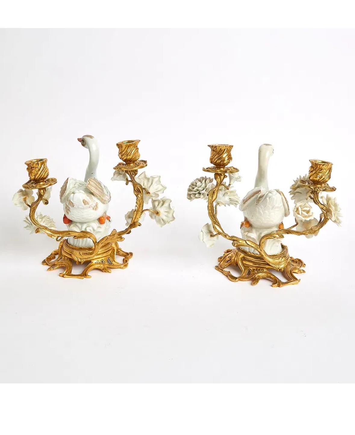 italien Paire de chandeliers à deux lumières en porcelaine Mottahedeh d'époque en forme de cygne en vente