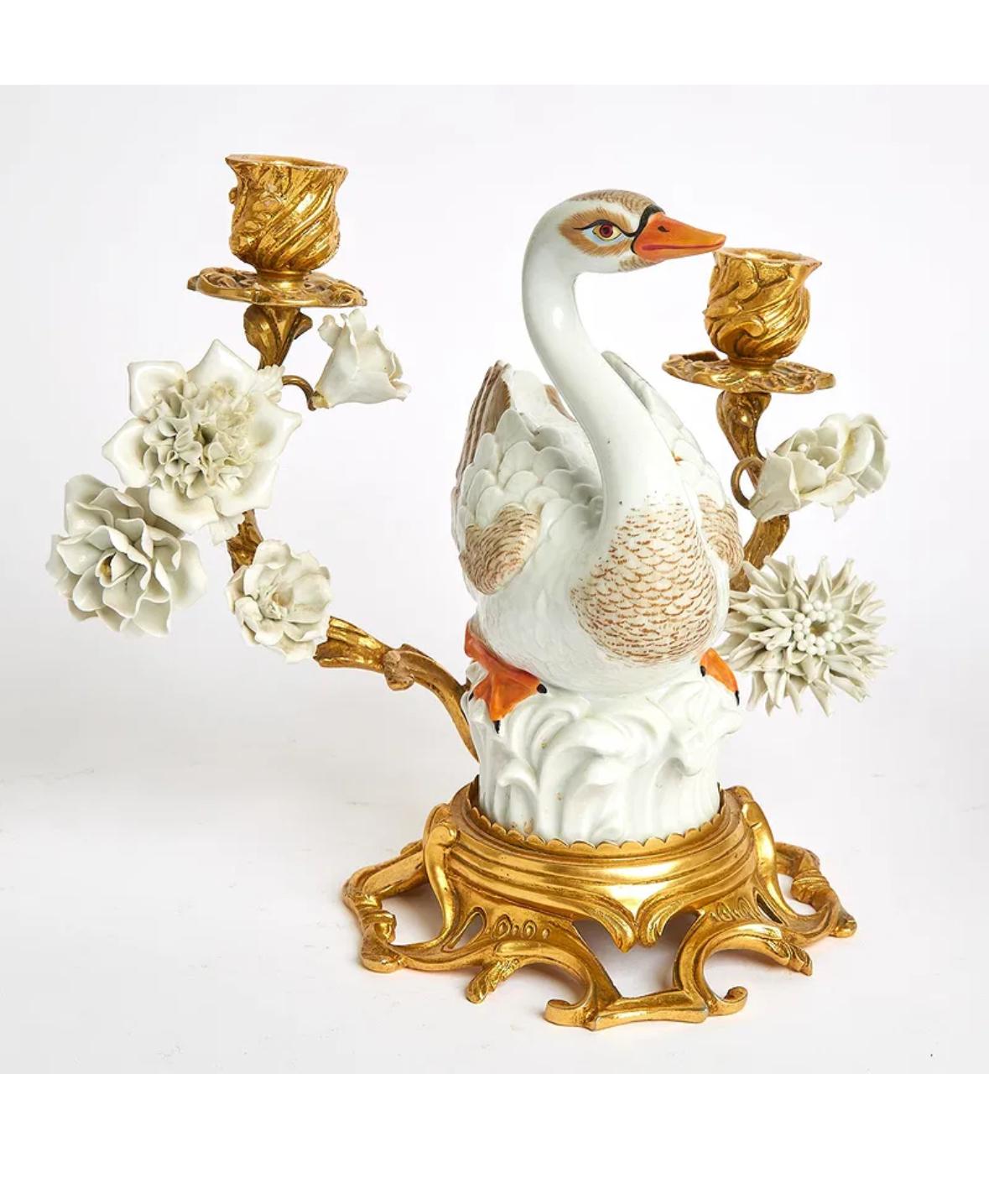 Paire de chandeliers à deux lumières en porcelaine Mottahedeh d'époque en forme de cygne Bon état - En vente à Pineville, NC