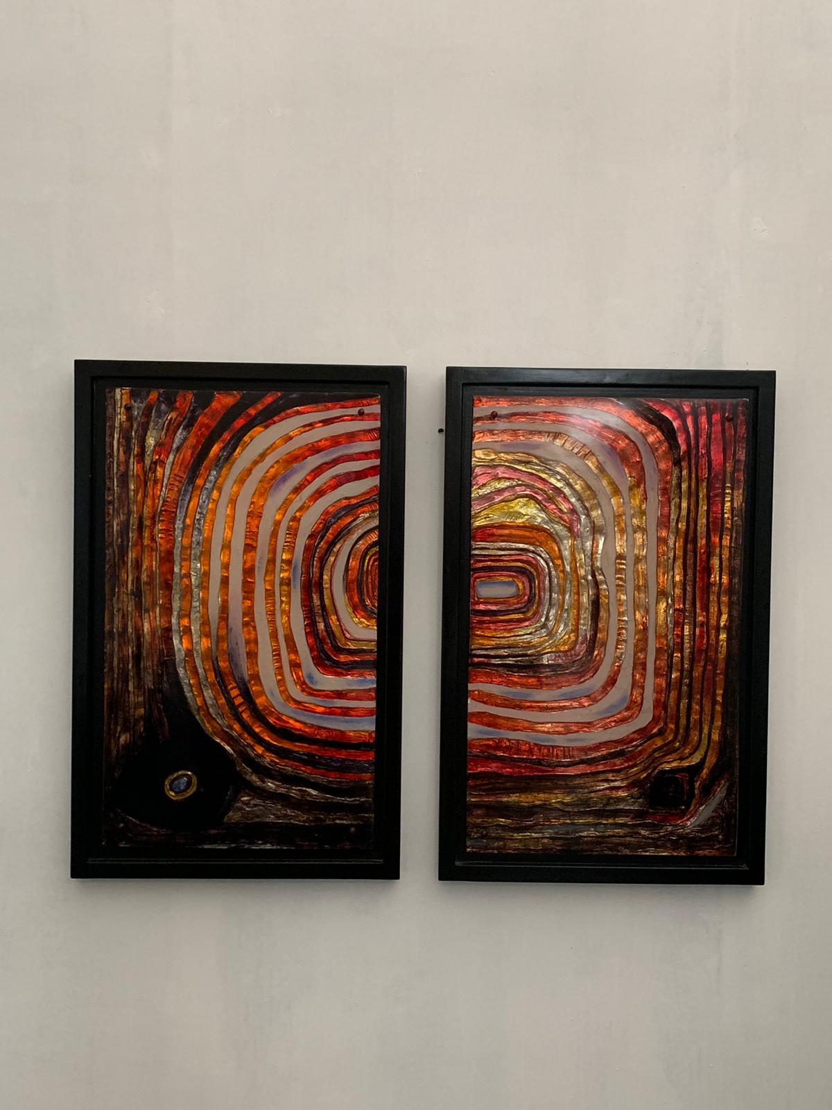 Spettacolari pannelli in resina multicolore anni '70, su supporto in legno laccato nero, dimensioni 69x109 per pannello.
