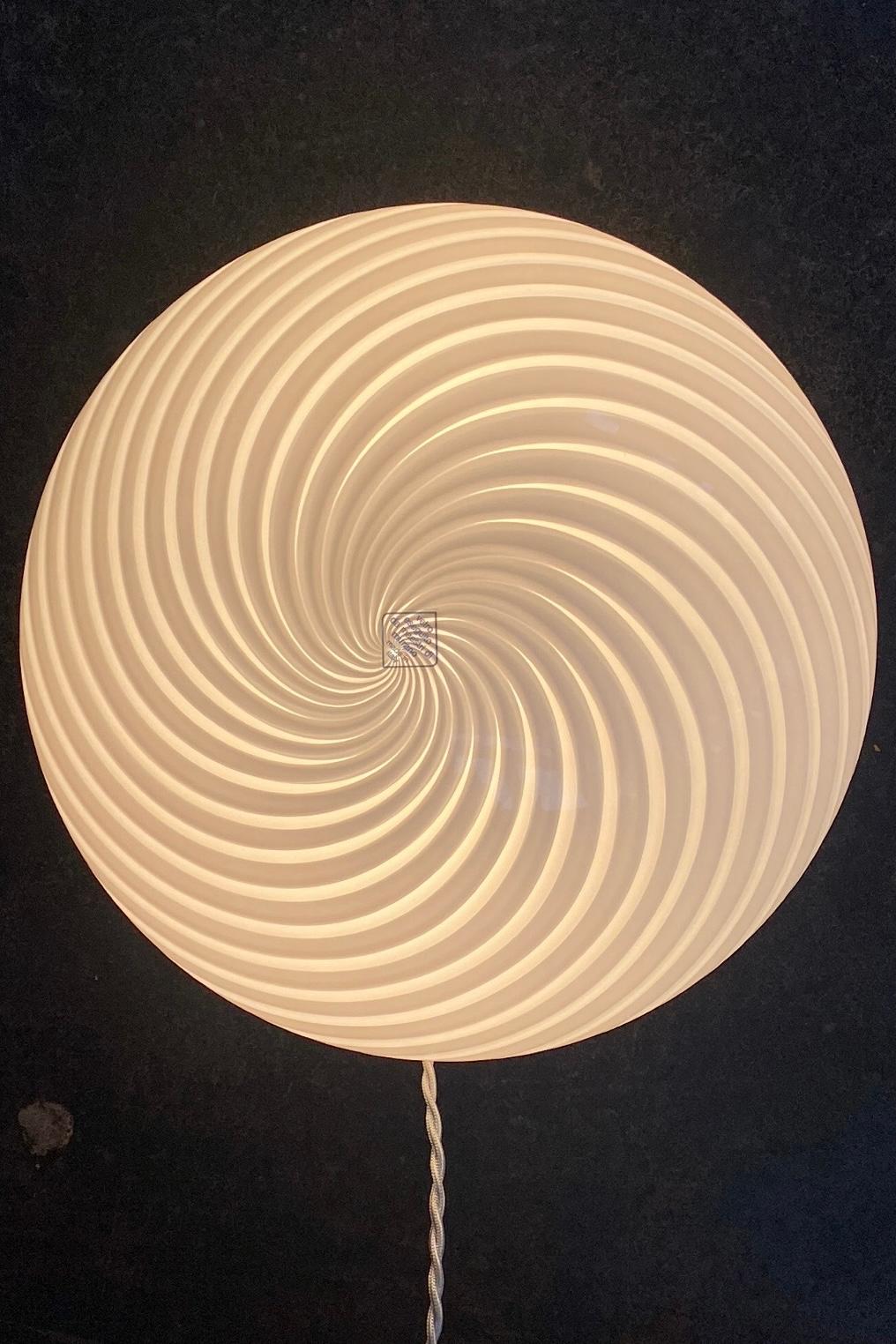 Paid of unused (new) vintage Murano glass ceiling lamp with white swirl pattern. Can be used both as a ceiling lamp or as a wall lamp. 2x E27 socket. Handmade in Italy, 1970s, and comes with a new white metal backplate.
D: 36 cm H: 15 cm
