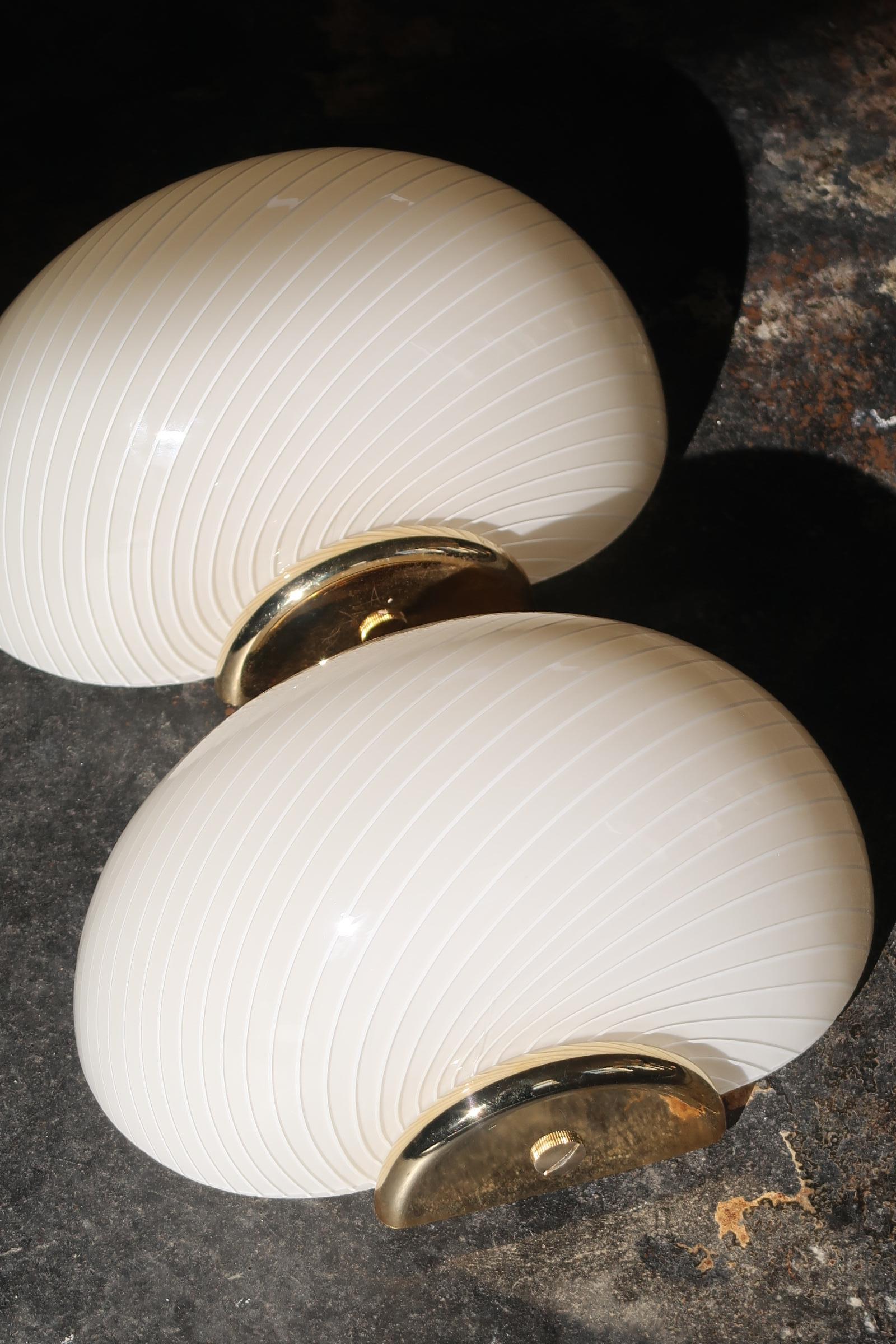 Pair of Vintage Murano 1970s Wall Scone Lamps in Cream Swirl Glass with Brass In Good Condition In Copenhagen, DK