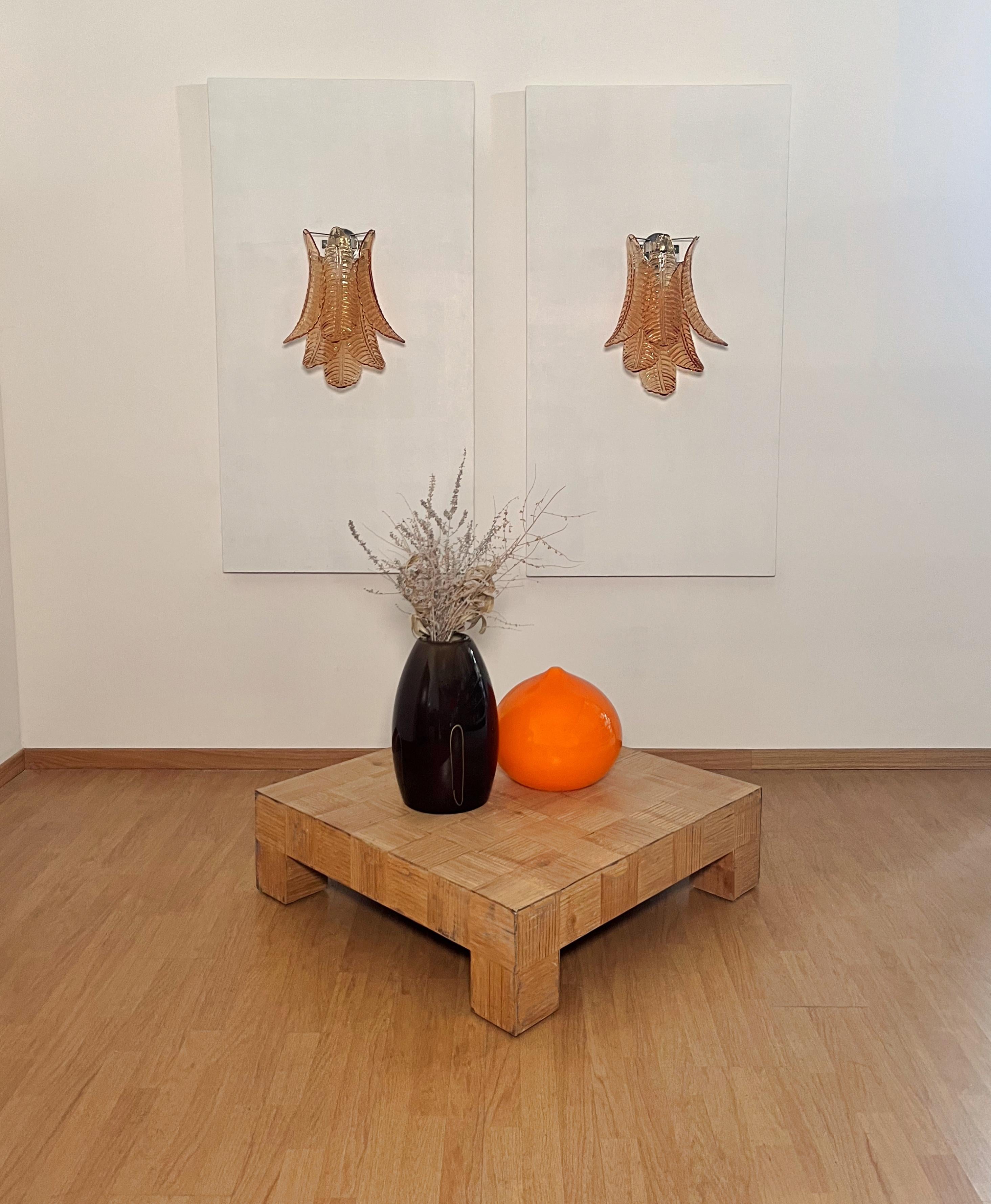 Fantástico par de apliques vintage de Murano fabricados con 6 cristales Felci de ámbar de Murano para cada aplique en un marco de metal cromado.
Periodo:	finales del siglo xx
Dimensiones: 47 cm de altura (18,50 pulgadas); 37 cm de ancho (14,60