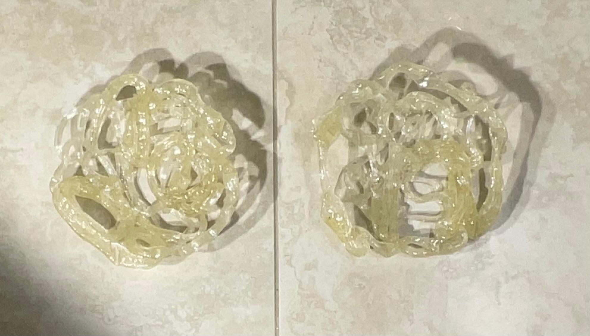 Fangen Sie die Essenz italienischer Kunstfertigkeit mit diesem atemberaubenden Paar dekorativer Scheiben aus Vintage Murano-Glas ein. Diese bezaubernden Stücke, die wegen ihrer verschlungenen, fließenden Formen oft als 