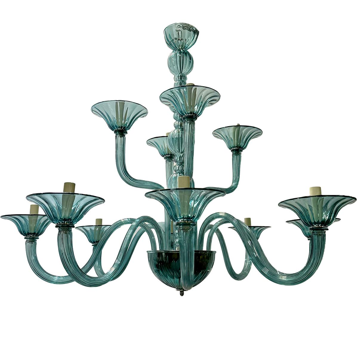 Coppia di lampadari in vetro soffiato italiano degli anni '60 circa con 12 luci ciascuno. Venduto singolarmente.

Misure:
Diametro: 45