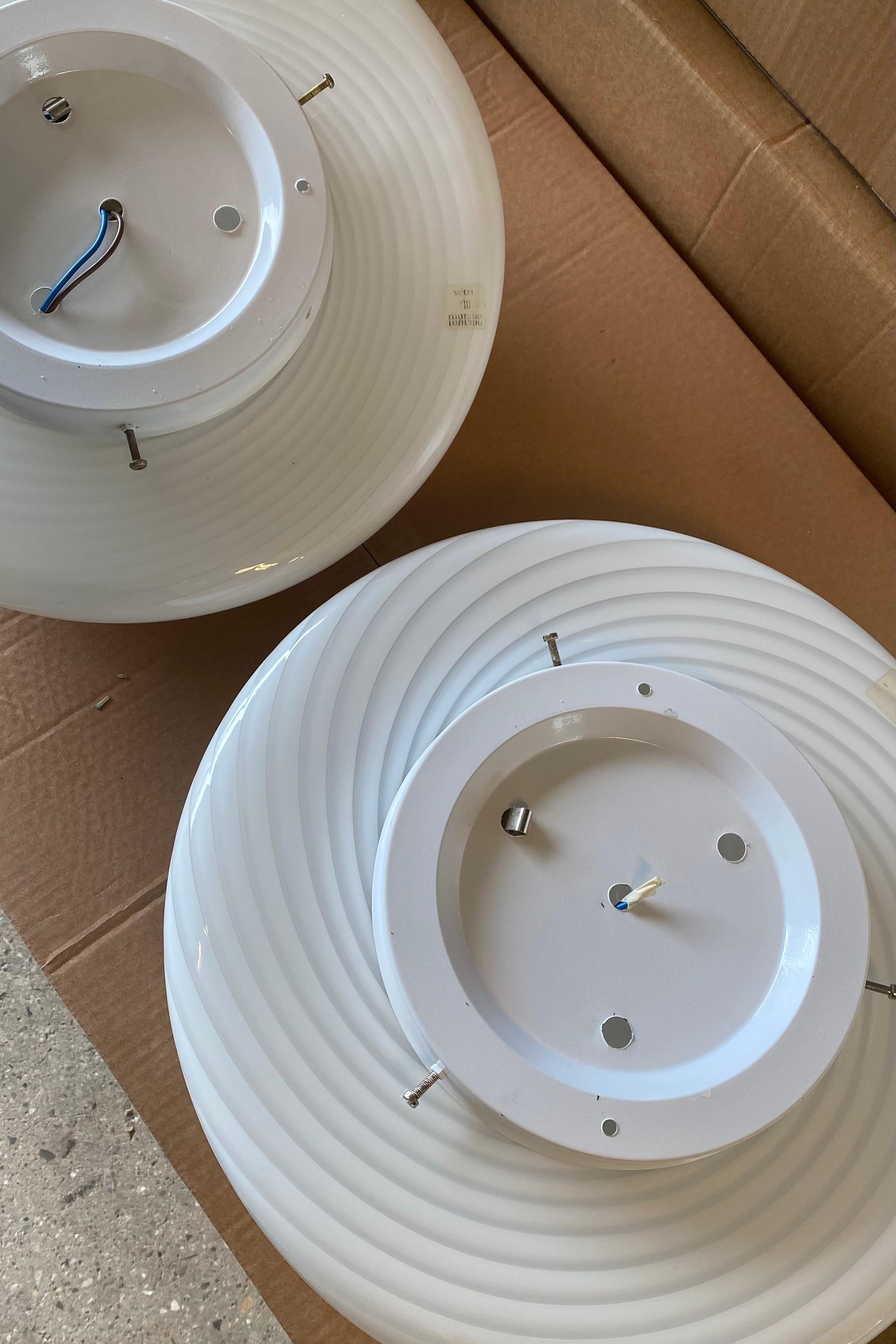Pair of vintage Murano Flush Mount Ceiling Lamps White Swirl Glass, Italy 1970s In Good Condition For Sale In Copenhagen, DK