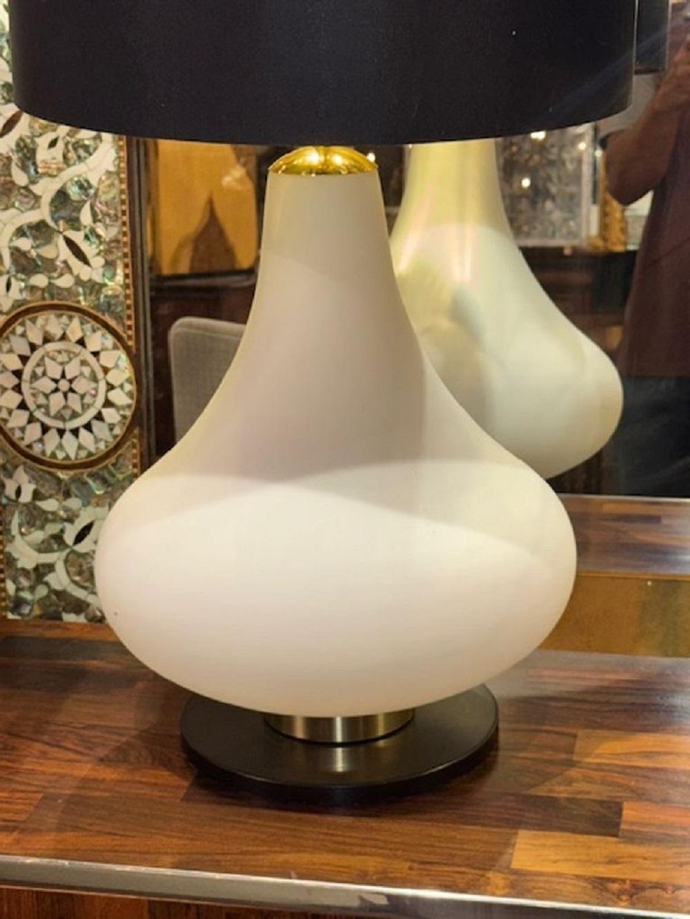 Hübsches Paar Murano-Glasbalusterlampen im Vintage-Stil. Diese in der berühmten Glasmacherstadt Murano in Italien hergestellten Lampen werden aus hochwertigem Glas in einer beeindruckenden Balusterform gefertigt. Das einzigartige Design und die